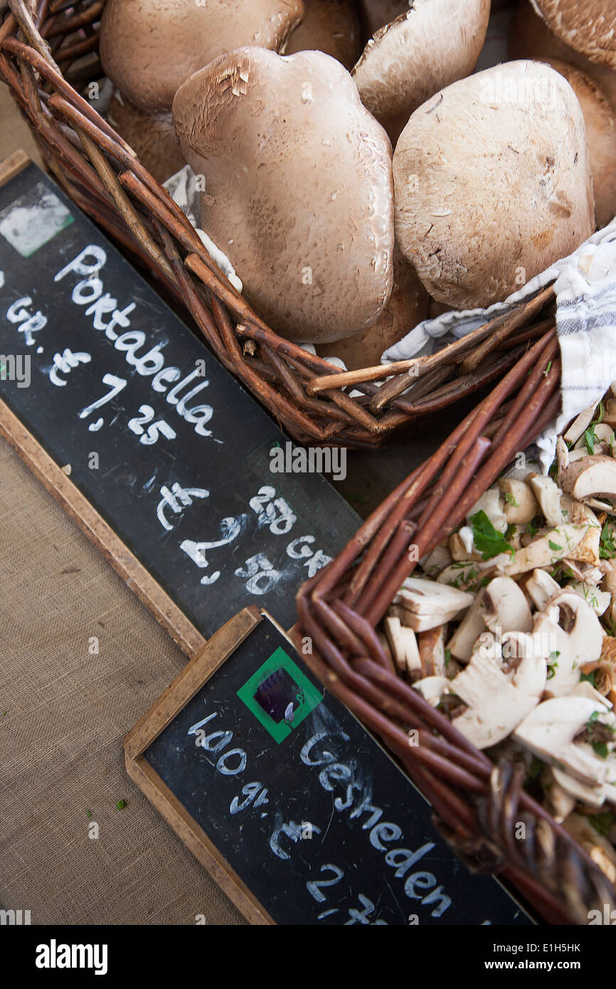 Nahaufnahme von Markt Portabella Pilze, Amsterdam, Niederlande Stockfoto