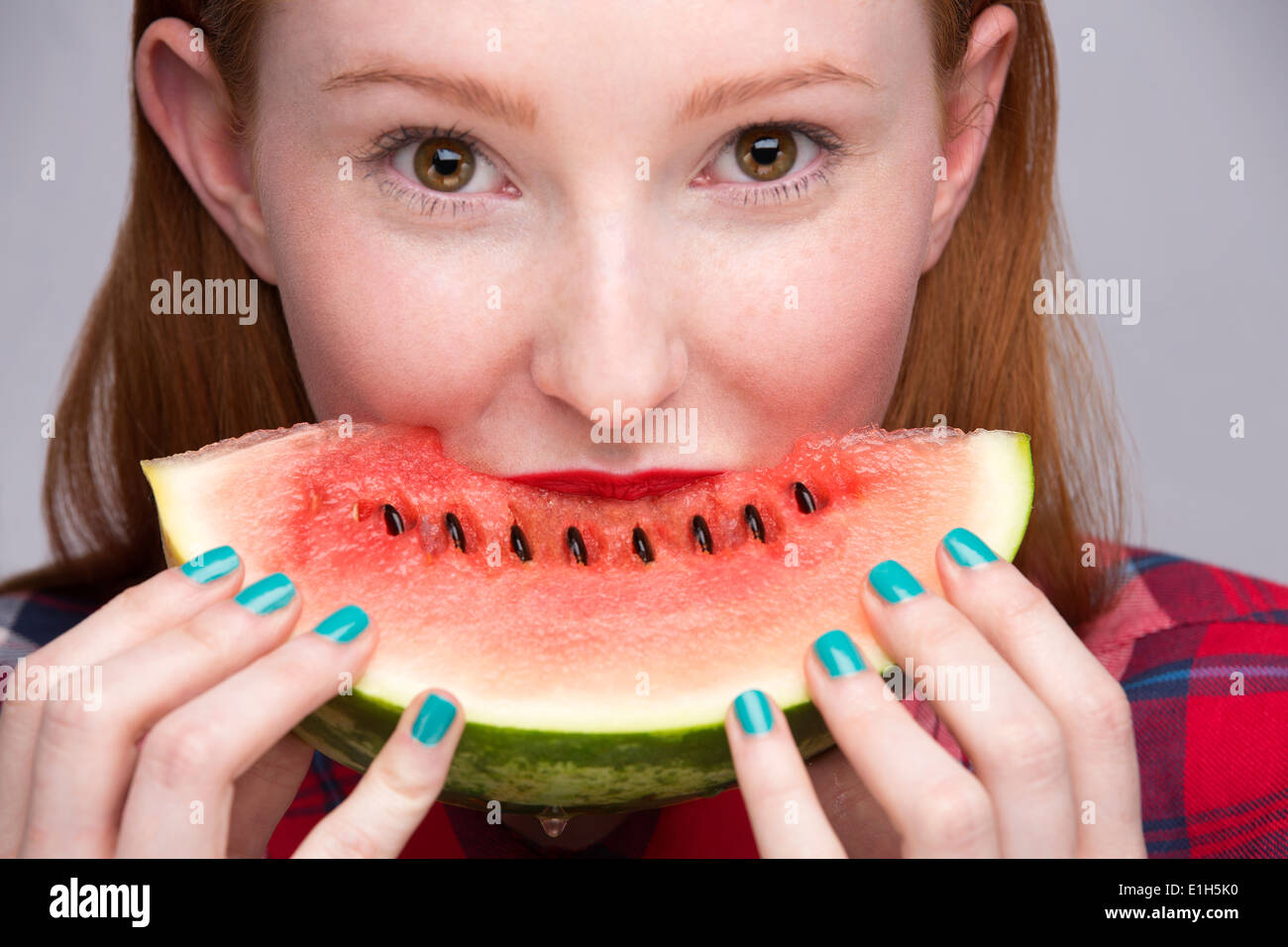 Junge Frau mit Scheibe Wassermelone Stockfoto