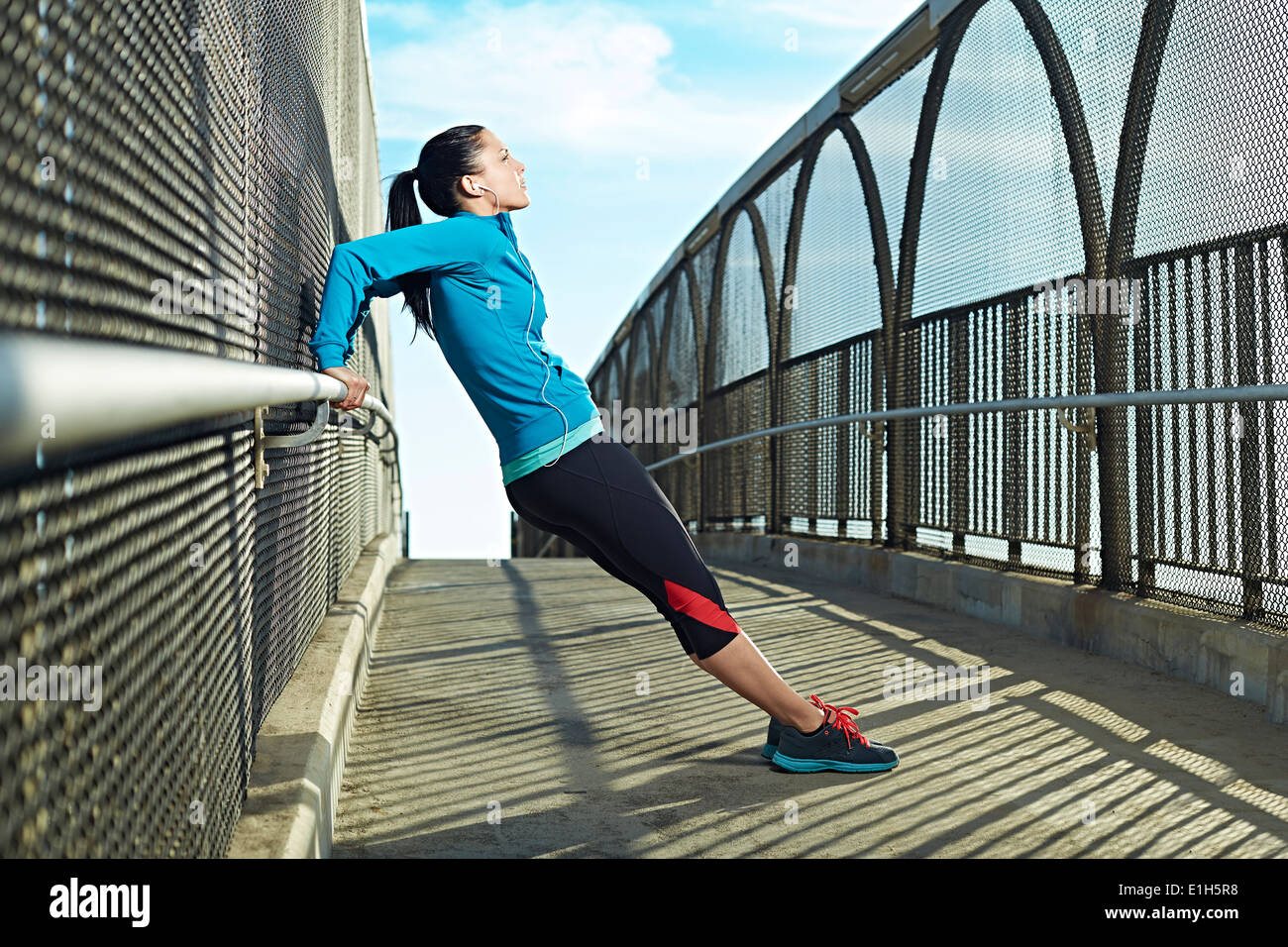 Mitte Erwachsene Frau stretching auf Brücke Stockfoto