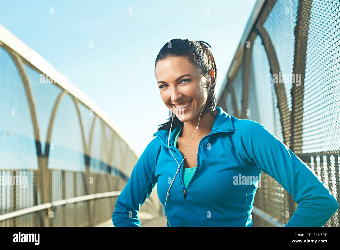 Mitte Erwachsene Frau tragen Sportkleidung auf Brücke Stockfoto