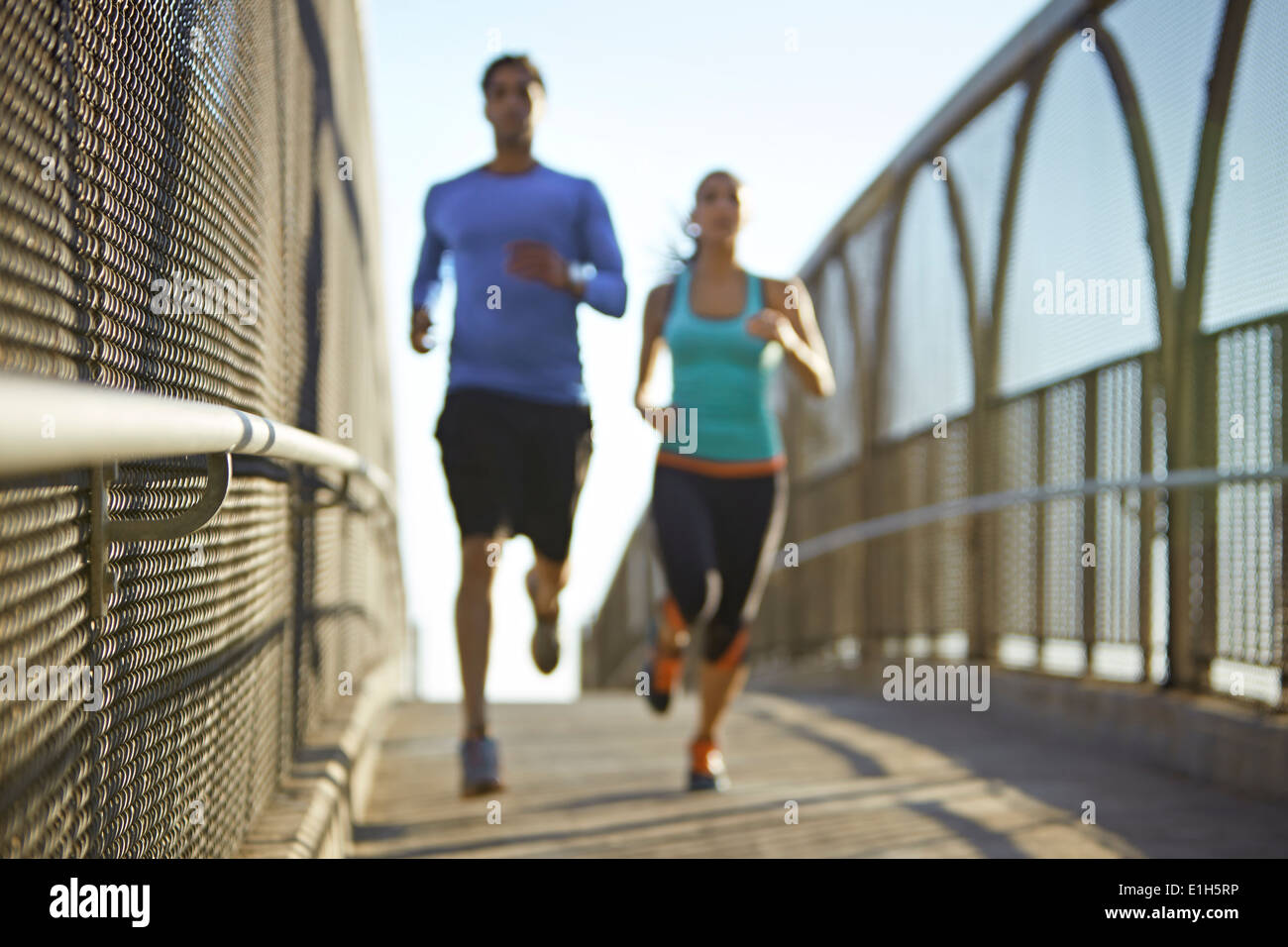 Mann und Frau laufen über Brücke Stockfoto