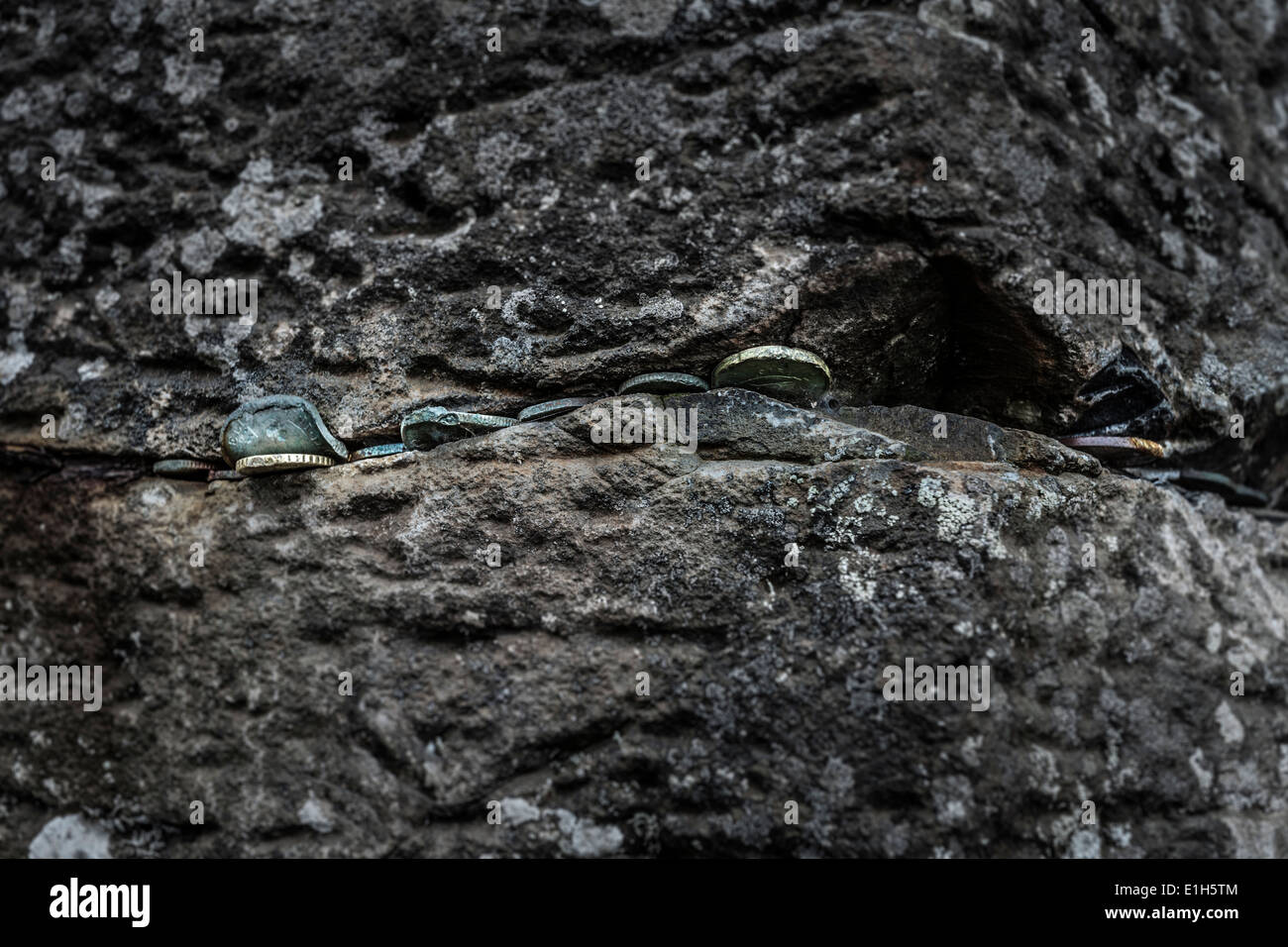 Nahaufnahme von Münzen platziert in Felsen, Giants Causeway, Bushmills, County Antrim, Nordirland, Vereinigtes Königreich Stockfoto