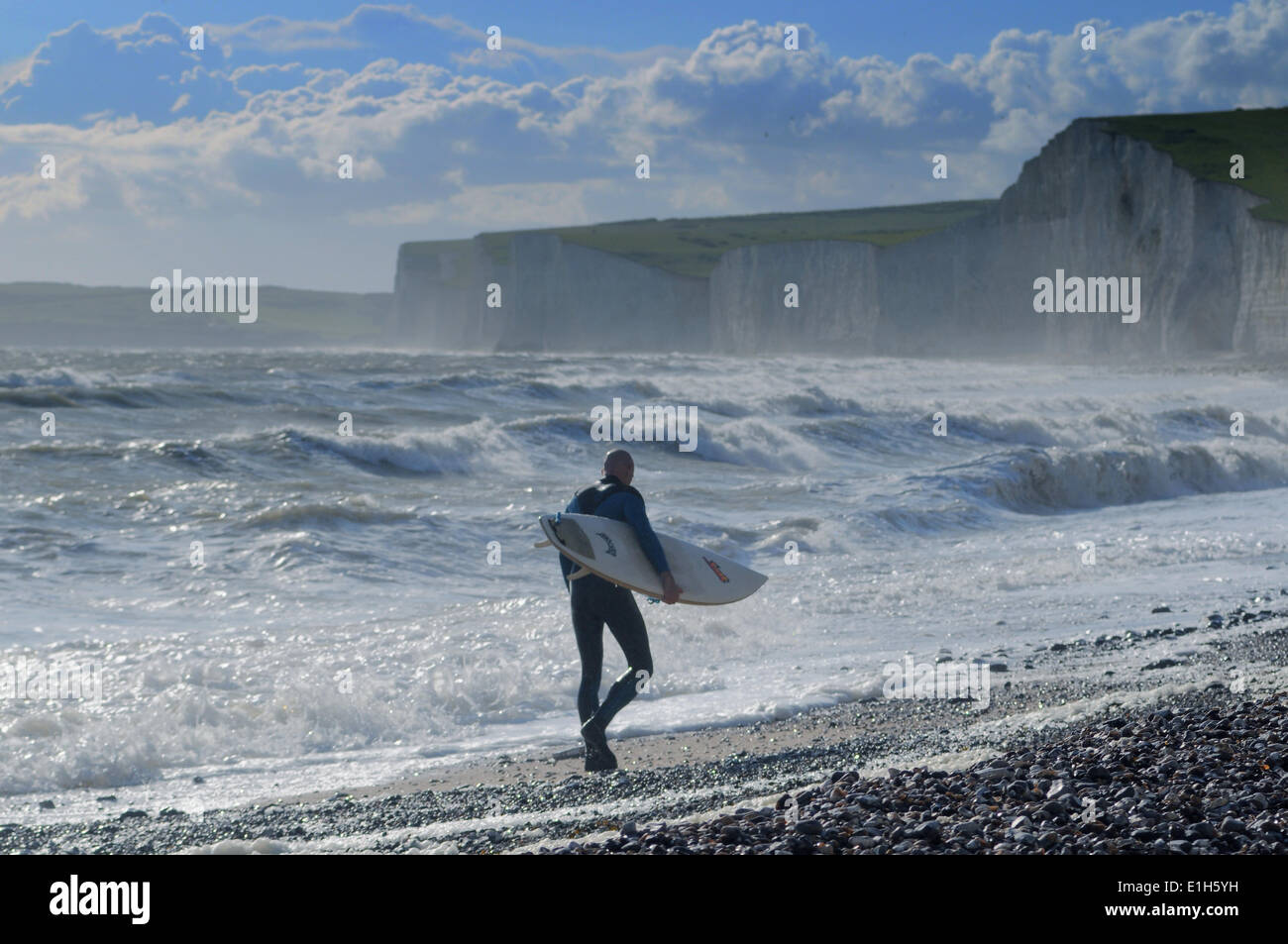 Beachy Head to Birling Gap, East Sussex, UK.4. Juni 2014.Wanderer und Surfer genießen die hellen warmen, aber sehr windigen Bedingungen an der Sussex Coast. Stockfoto