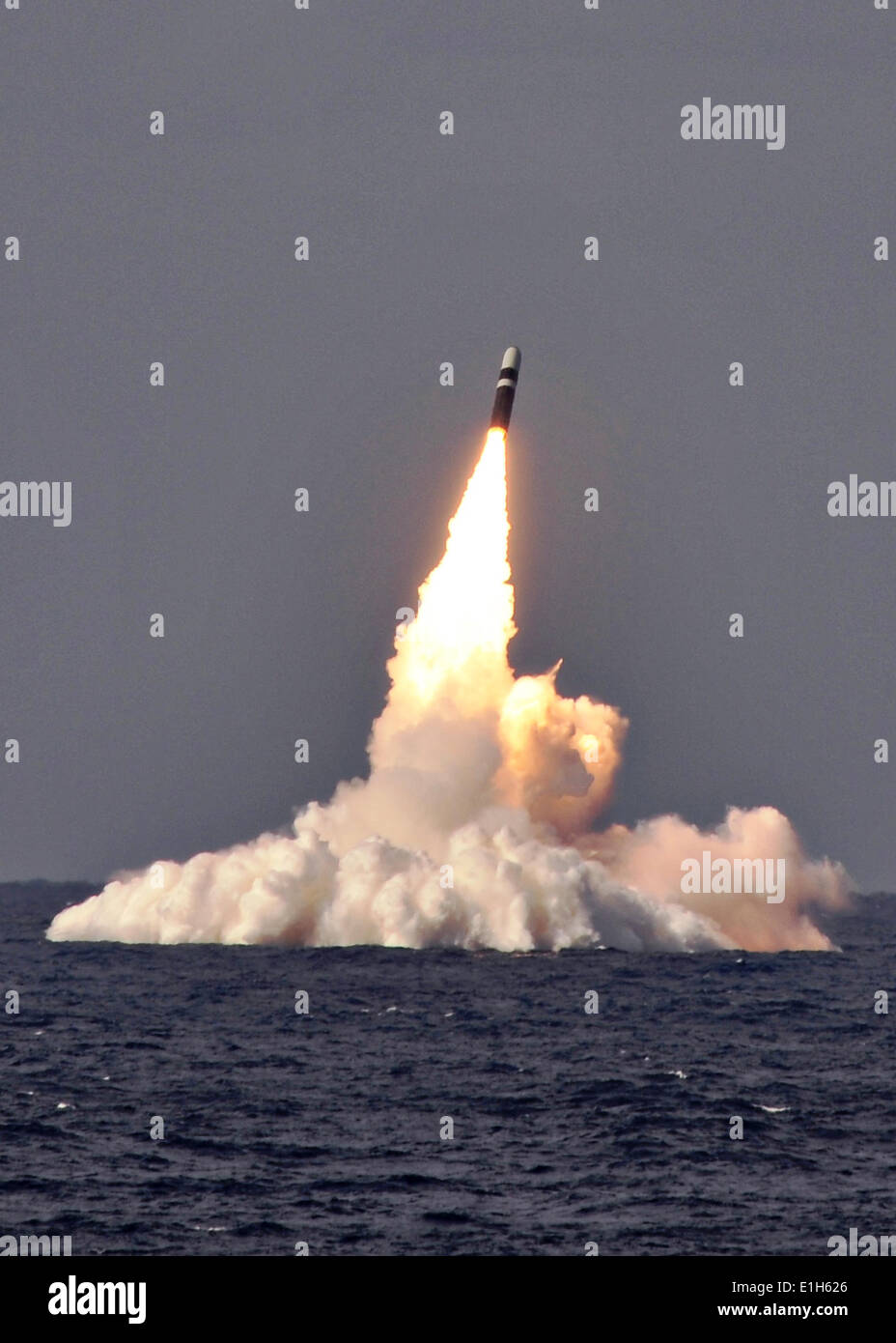 Ein US-Marine Trident II D-5 ballistische Flugkörper ist Ozean von ballistischen Raketen Ohio-Klasse-u-Boot USS West Virginia während ein Raketentest 2. Juni 2014 in den Atlantik Missile Range gestartet. Stockfoto