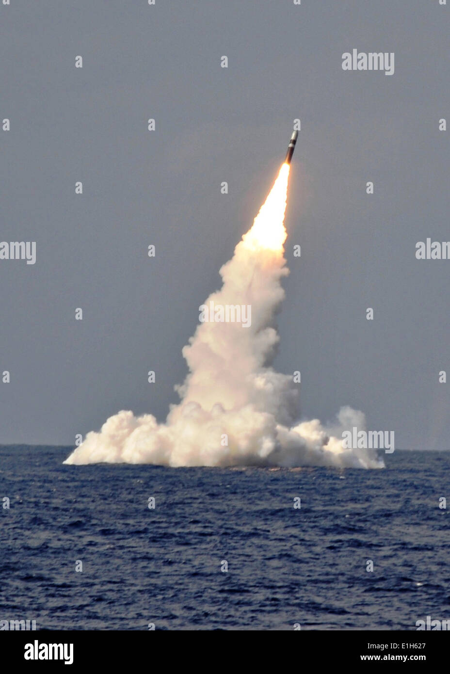 Ein US-Marine Trident II D-5 ballistische Flugkörper ist Ozean von ballistischen Raketen Ohio-Klasse-u-Boot USS West Virginia während ein Raketentest 2. Juni 2014 in den Atlantik Missile Range gestartet. Stockfoto