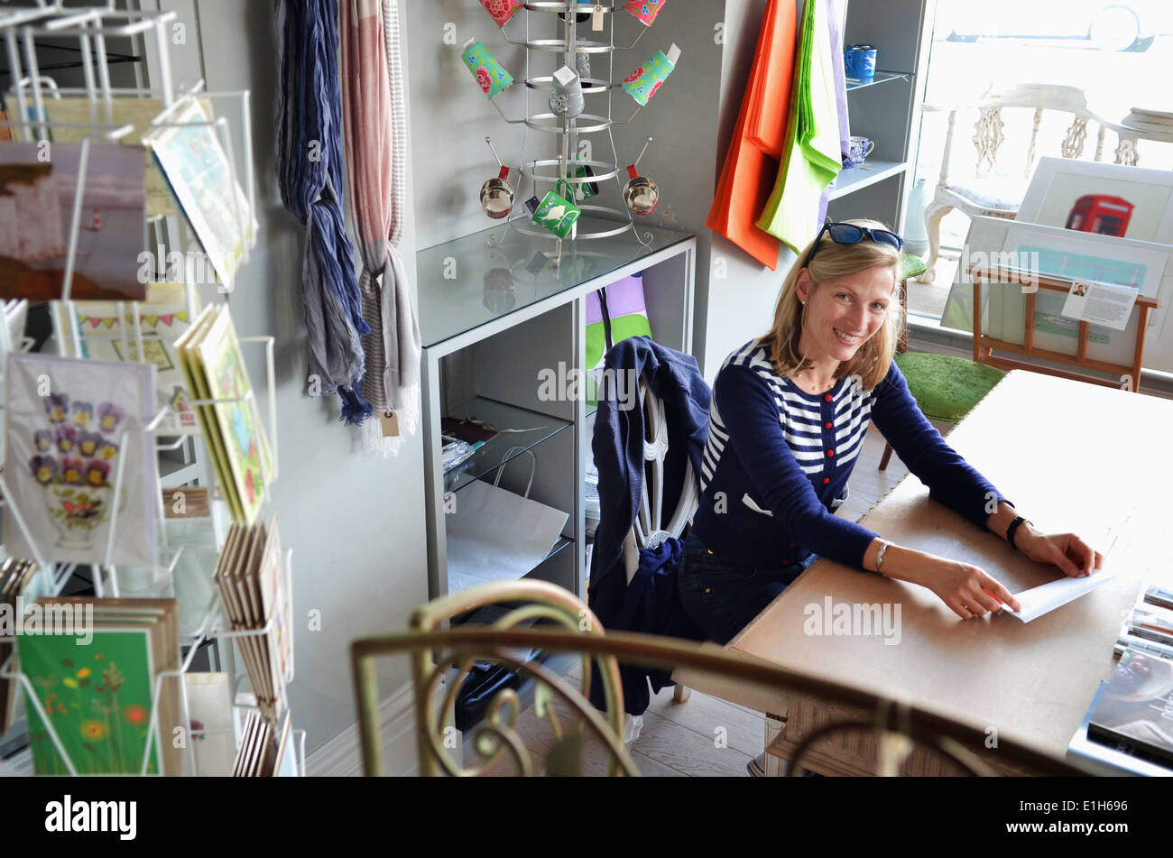 Porträt von Reifen weiblichen Ladenbesitzer am Schreibtisch Stockfoto