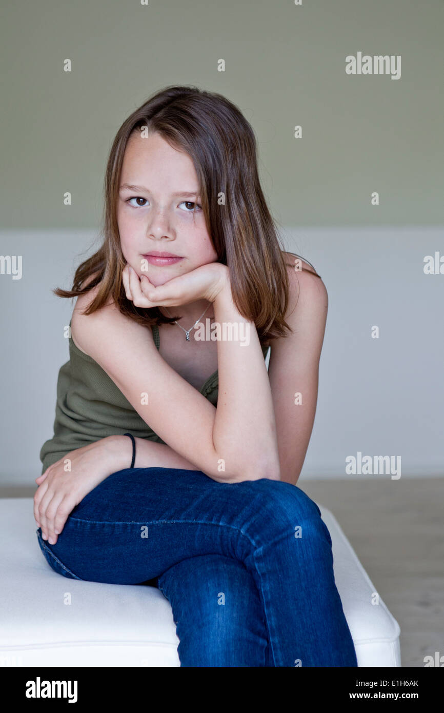 Porträt des mürrischen zwölfjähriges Mädchen mit Hand am Kinn Stockfoto