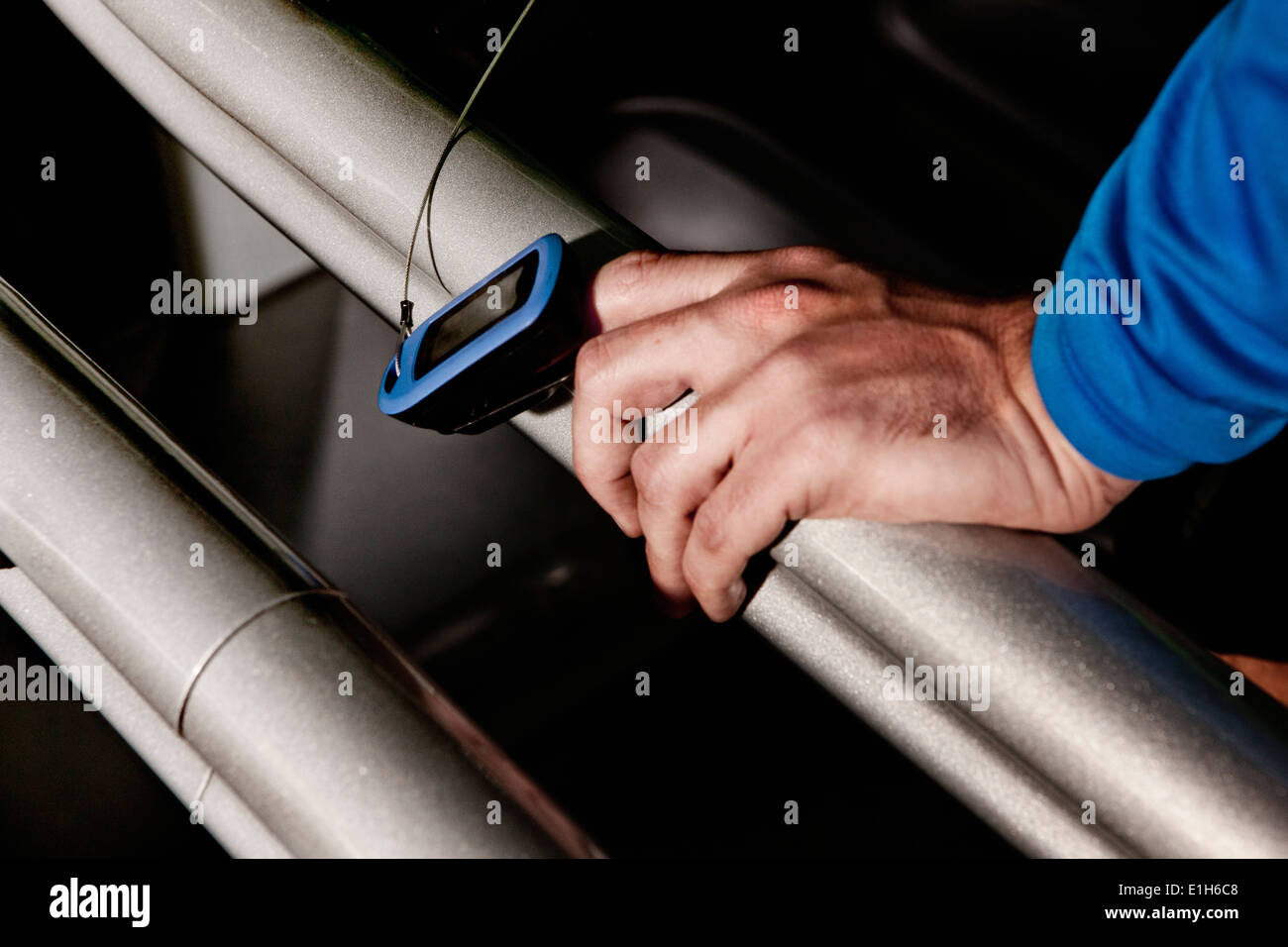 Nahaufnahme eines männlichen Hand und Pulsmesser auf Fitness-Studio-Laufband in Höhe Mitte Stockfoto