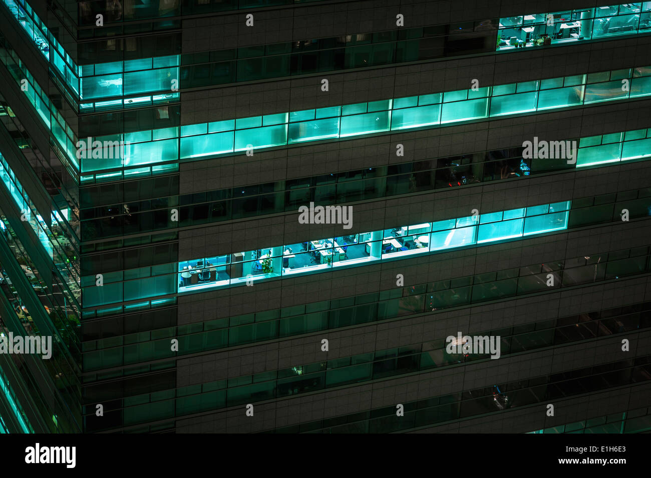 Nahaufnahme eines Bürogebäudes in der Nacht, Tokyo, Japan Stockfoto