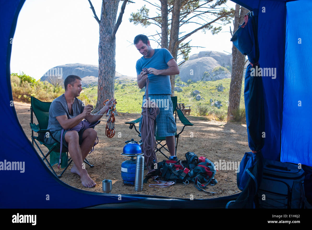 Zwei junge Männer im Chat und Vorbereitung camp Stockfoto