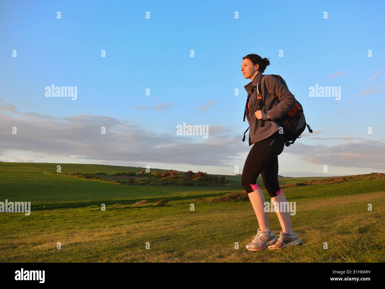 Junge weibliche Wanderer, Wandern in den Hügeln Stockfoto