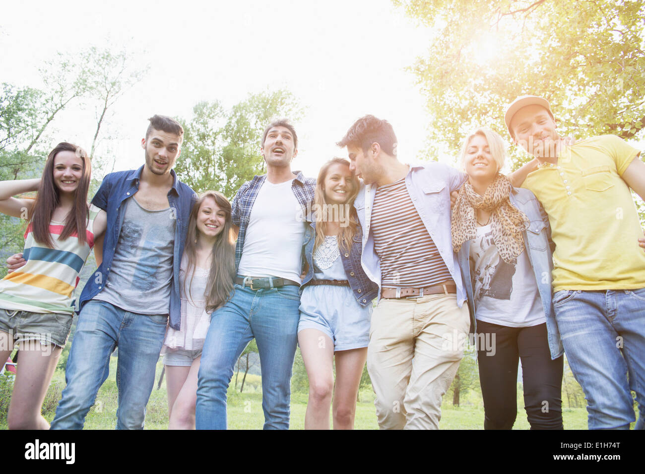 Porträt einer Gruppe von acht jungen Erwachsenen Freunde Stockfoto