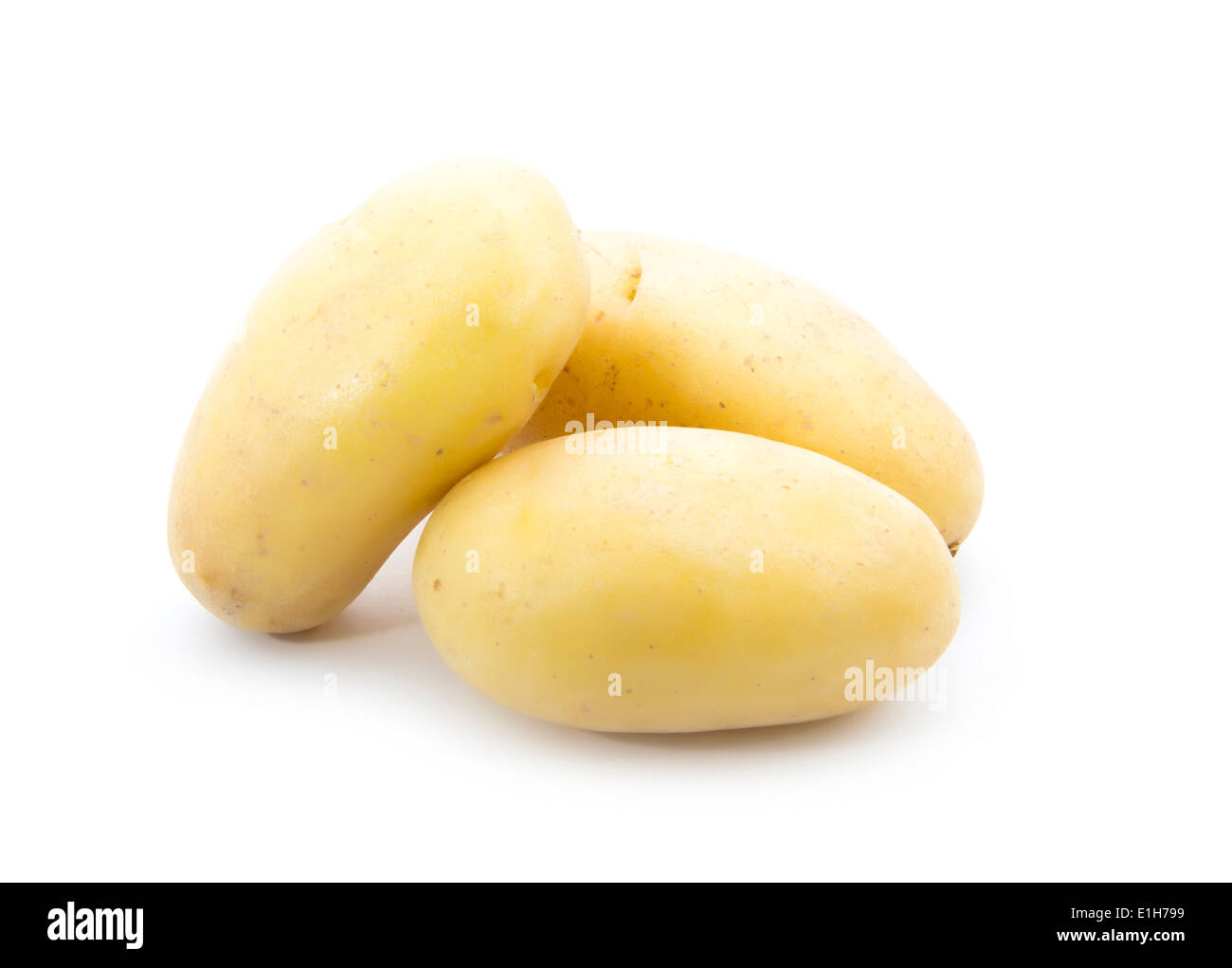 Haufen von jungen Bio-Kartoffeln isoliert auf weißem Hintergrund Stockfoto