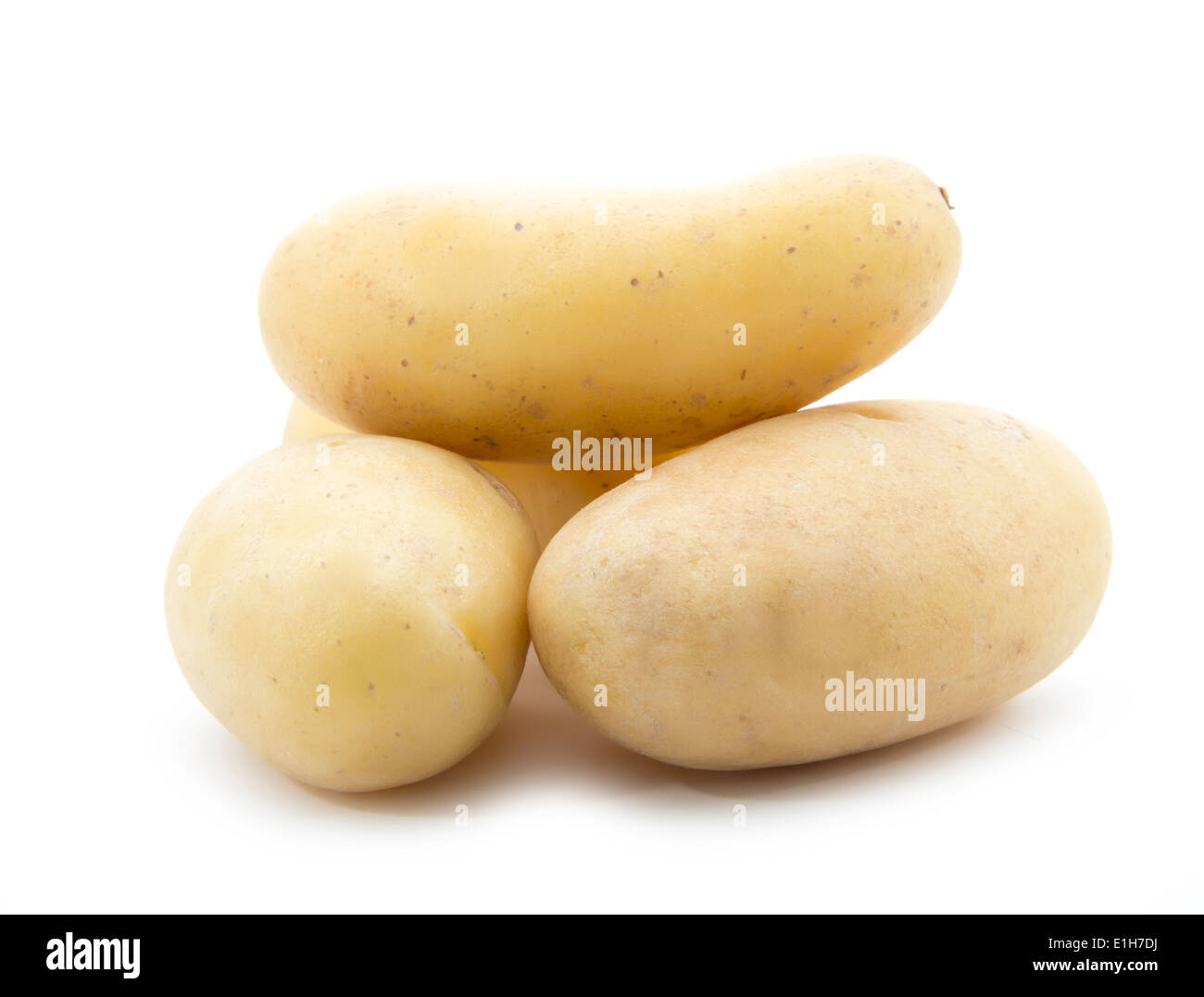 Haufen von jungen Bio-Kartoffeln isoliert auf weißem Hintergrund Stockfoto