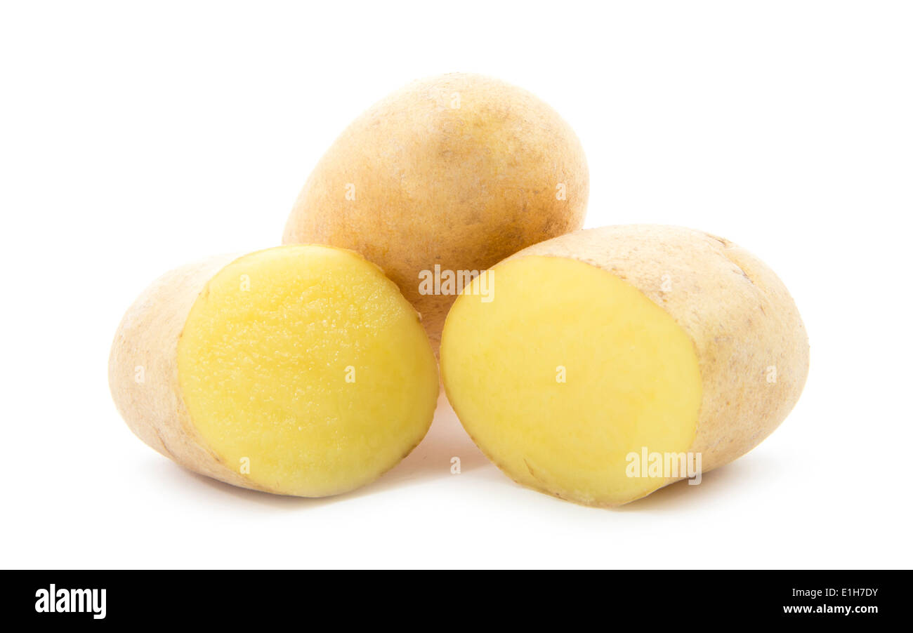 Haufen von jungen Bio-Kartoffeln isoliert auf weißem Hintergrund Stockfoto