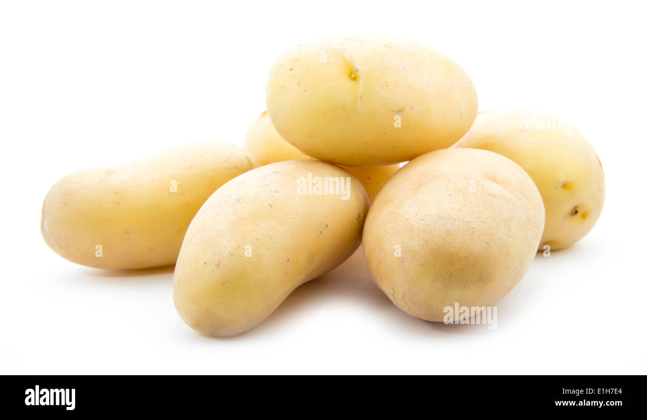 Haufen von jungen Bio-Kartoffeln isoliert auf weißem Hintergrund Stockfoto