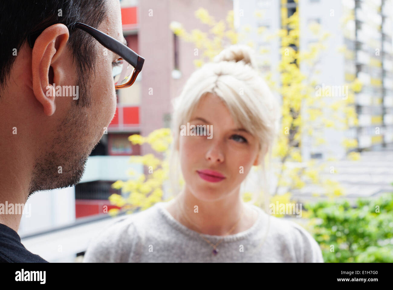 Junger Mann und junge Frau Gespräch Stockfoto