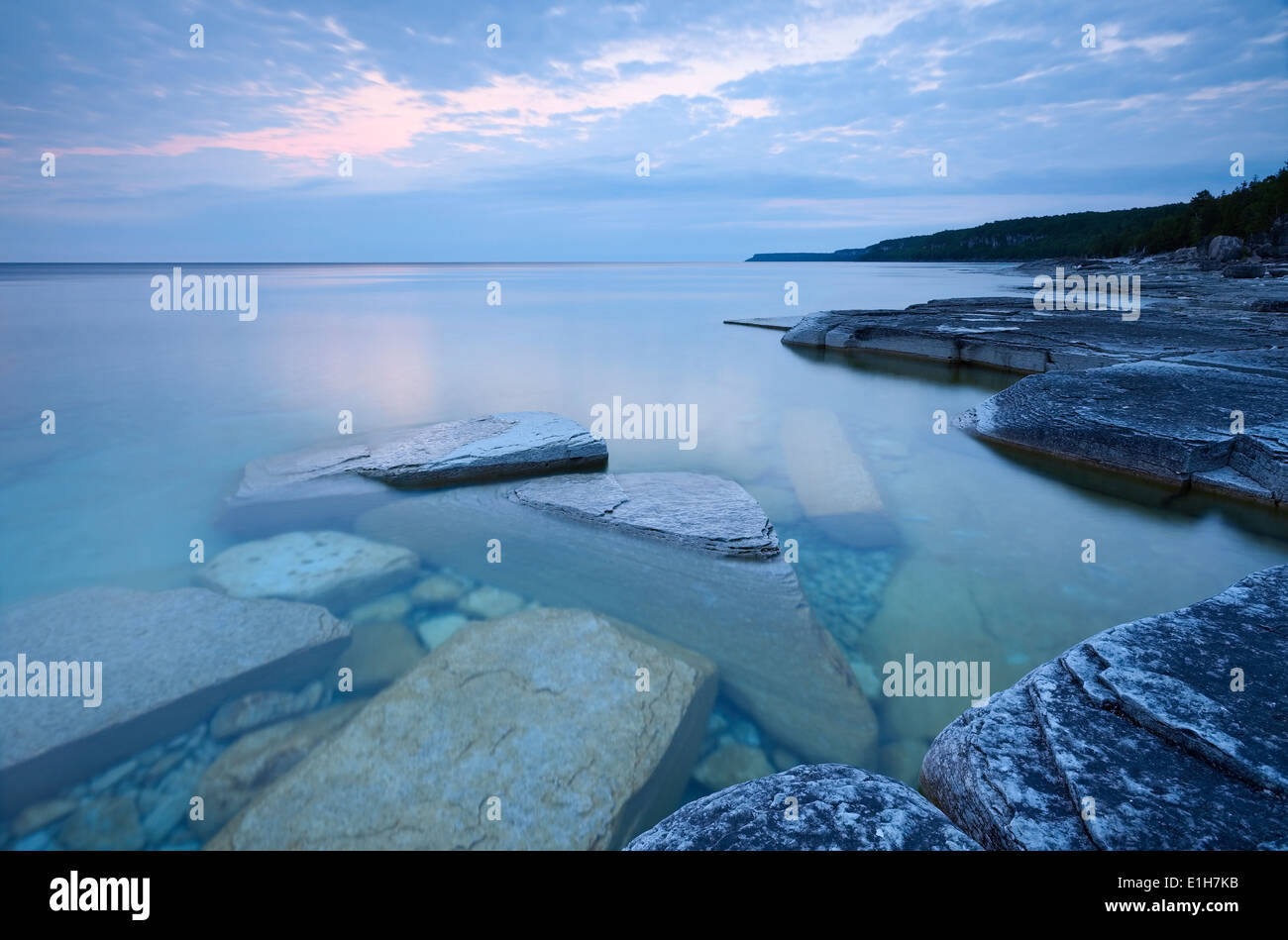 Pastell Farben bricht durch die Wolken über den Ufern der Georgian Bay im Morgengrauen. Bruce Peninsula National Park, Ontario, Kanada Stockfoto