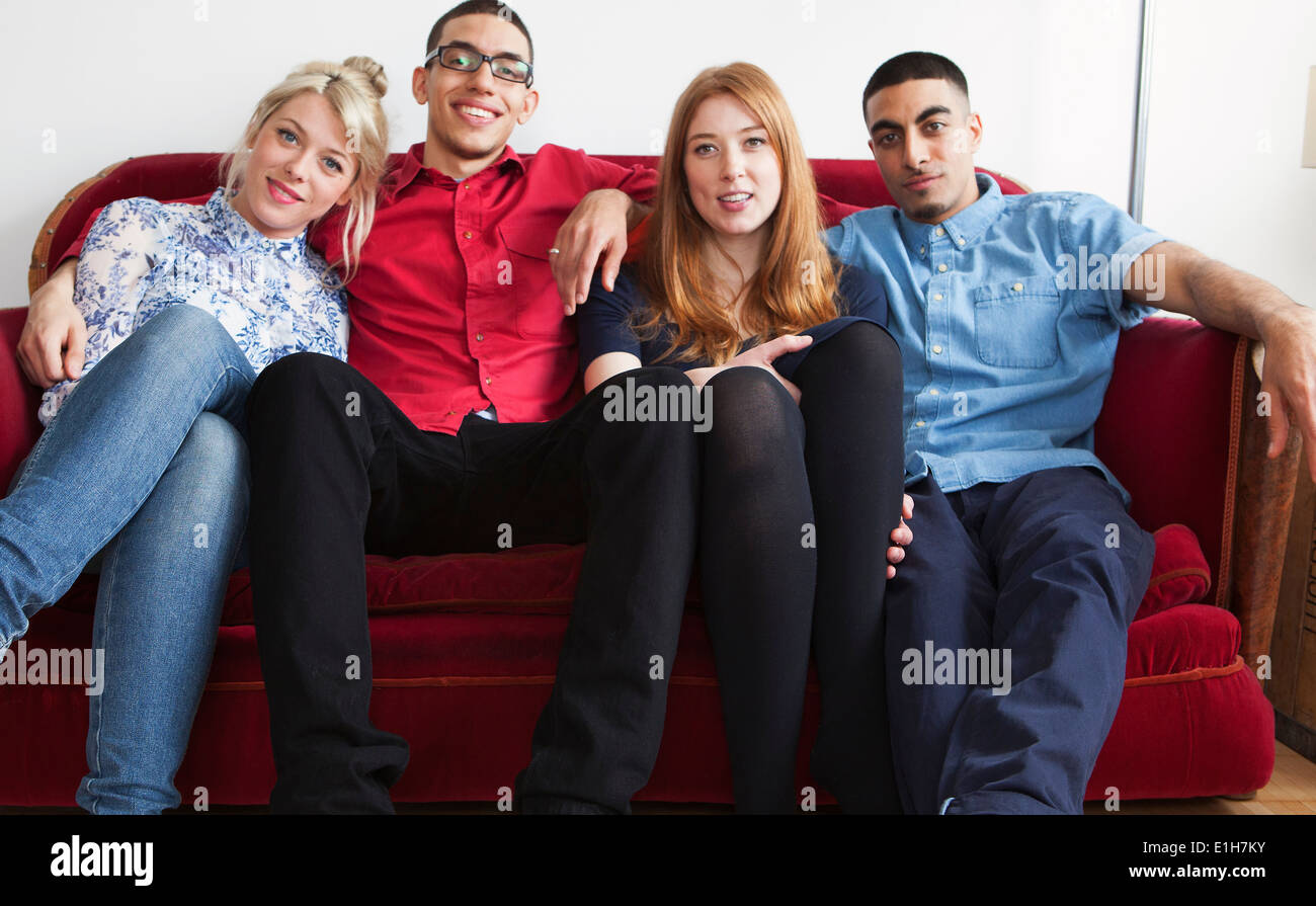Vier junge Erwachsene auf sofa Stockfoto