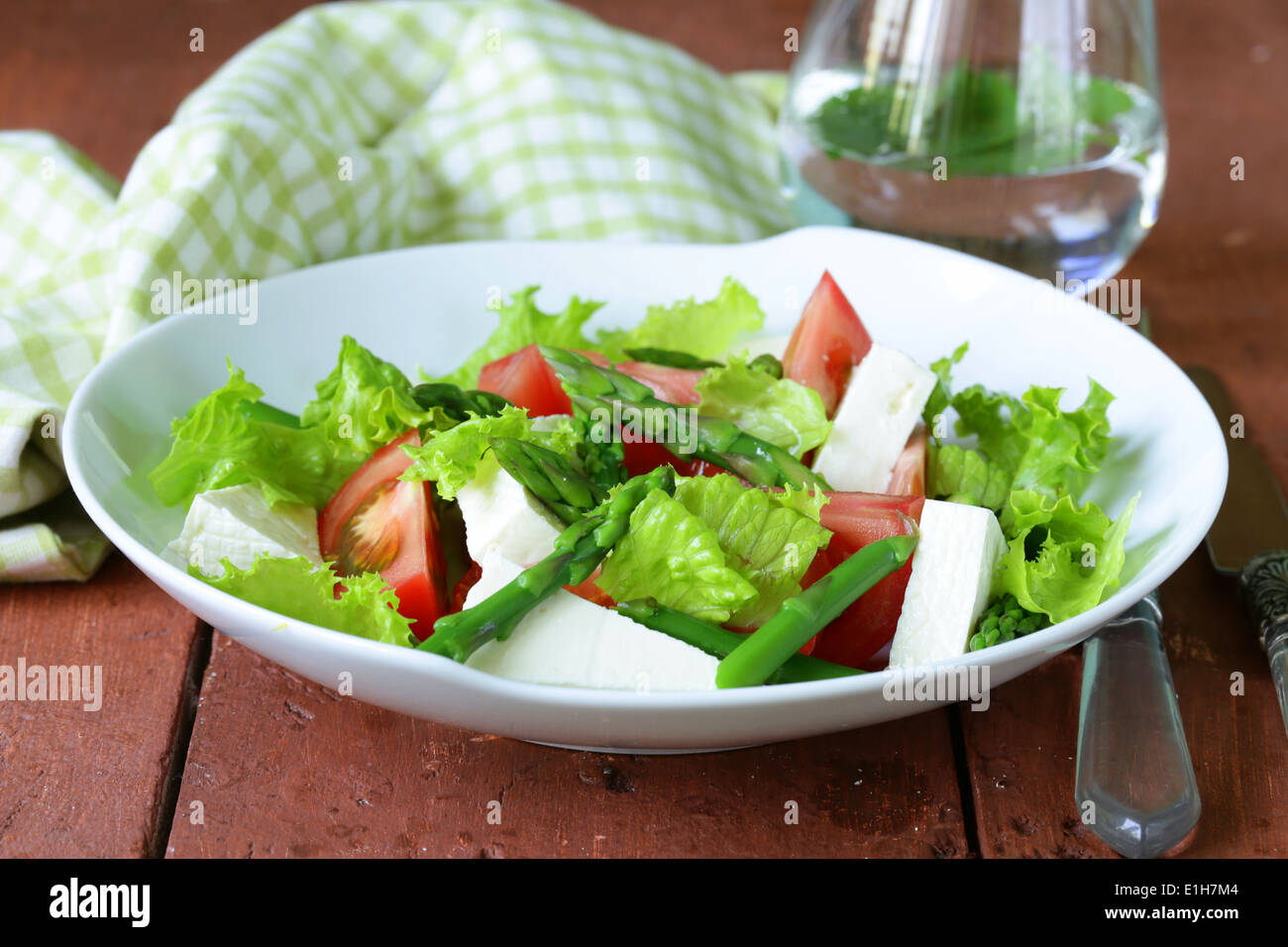 frischer Salat mit Tomaten, Spargel und Käse Stockfoto