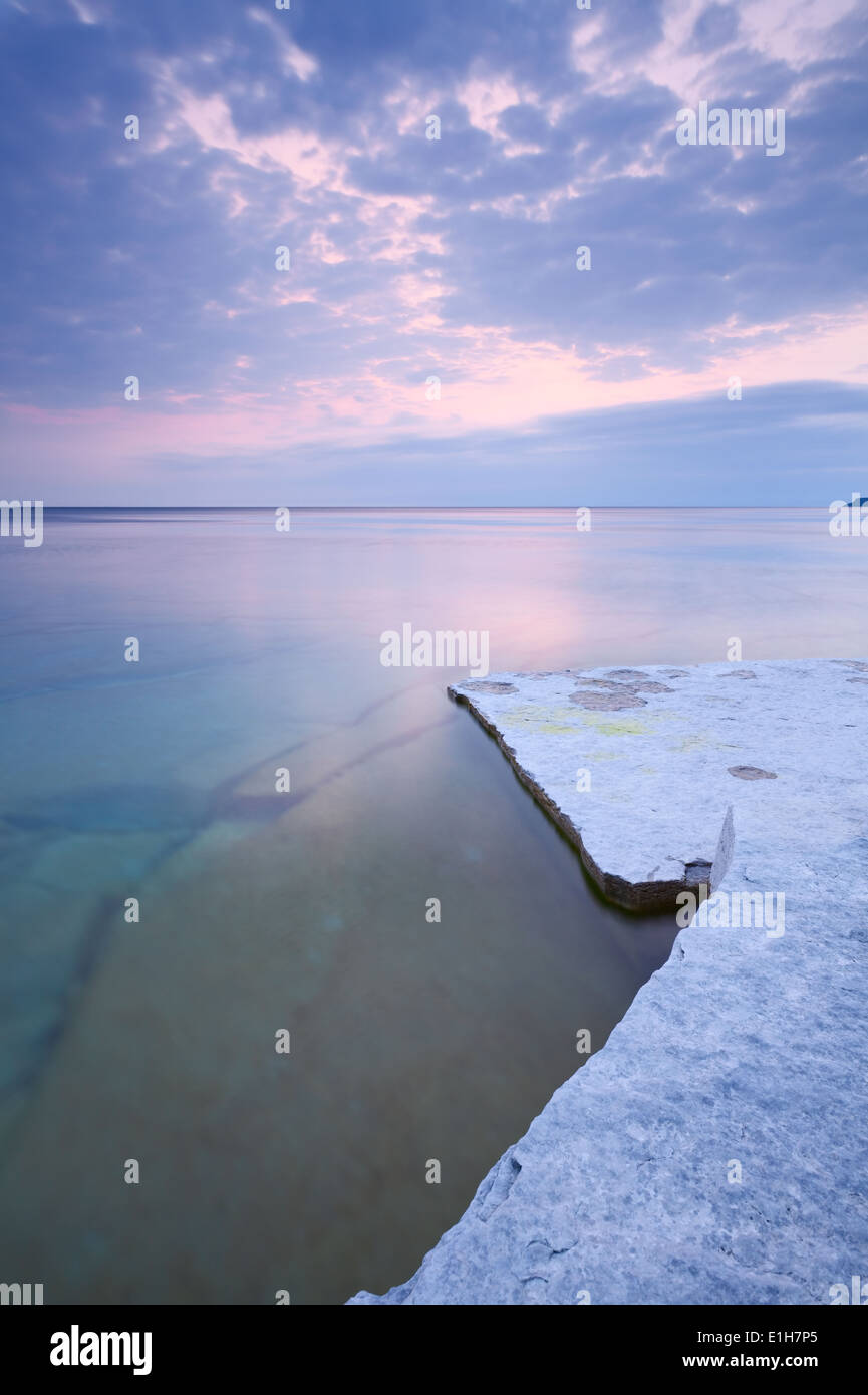 Pastellfarben bei Sonnenaufgang über den Ufern der Georgian Bay in der Morgendämmerung. Bruce Peninsula National Park, Ontario, Kanada. Stockfoto