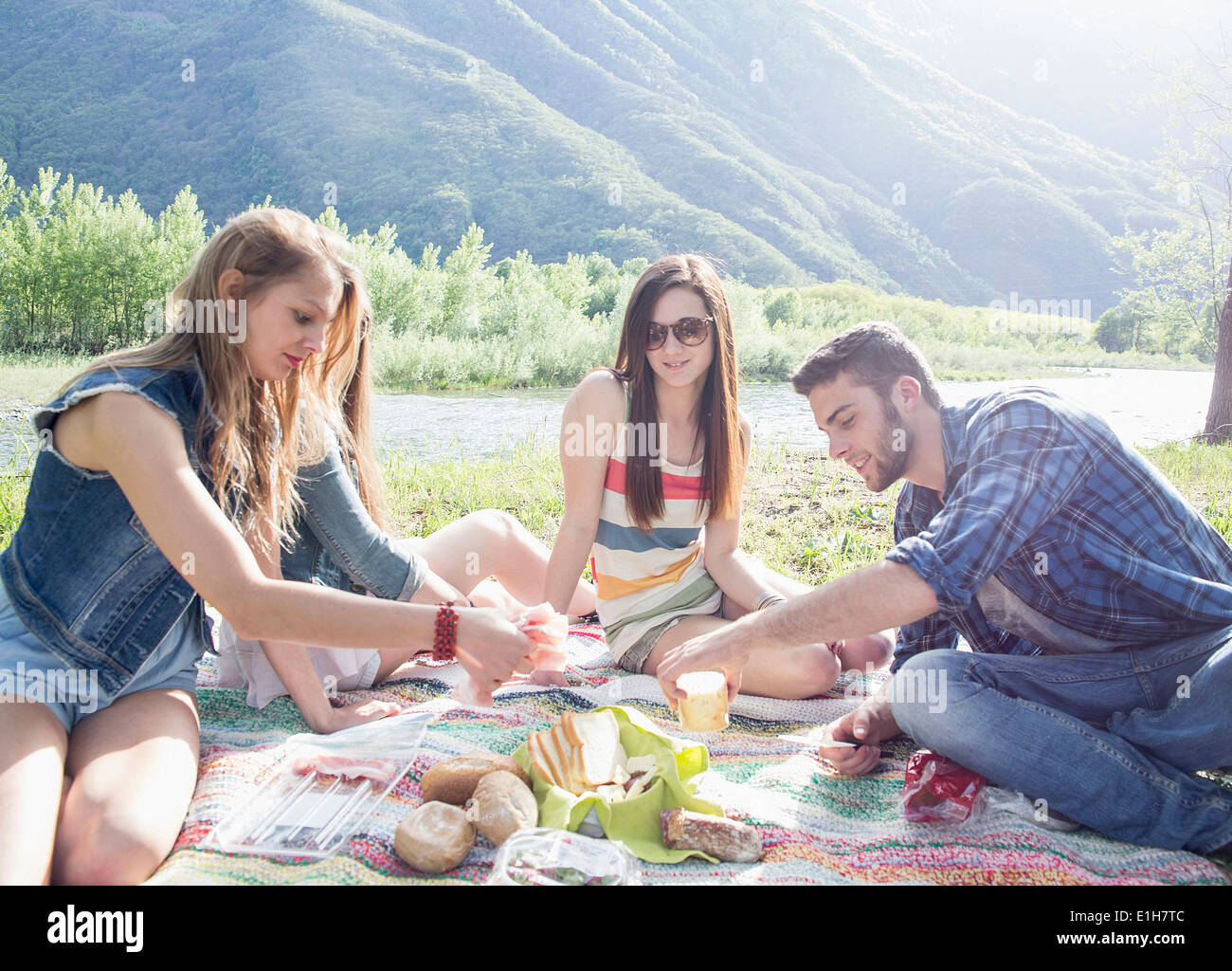 Freunde sitzen haben Picknick Stockfoto