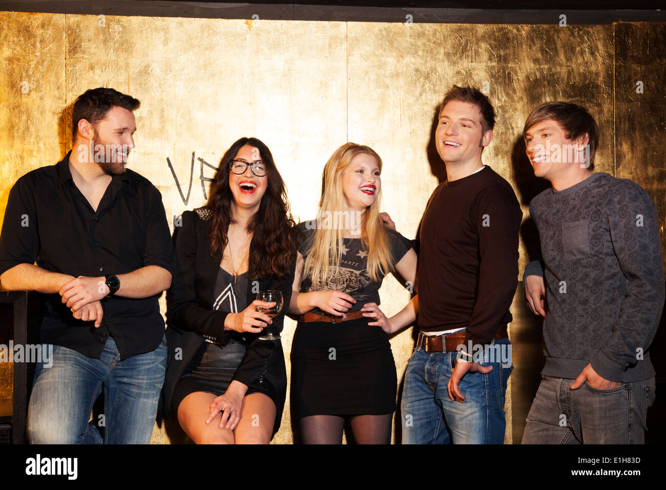 Gruppe von Freunden mit einem Lachen in Nachtclub Stockfoto