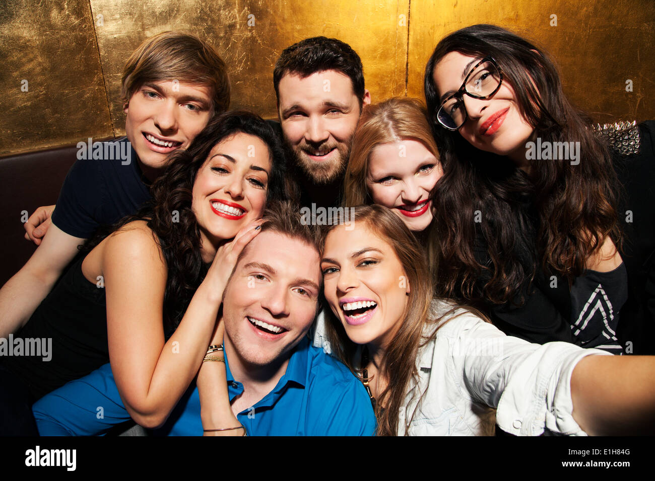 Porträt der Gruppe von männlichen und weiblichen Freunden in Nachtclub Stockfoto