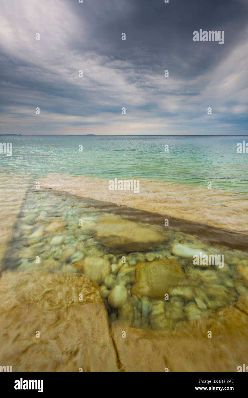 Interessante Felsformationen unter kristallklarem Wasser mit extremen Gewitterwolken Overhead. Bruce Peninsula NP, Ontario, Kanada Stockfoto