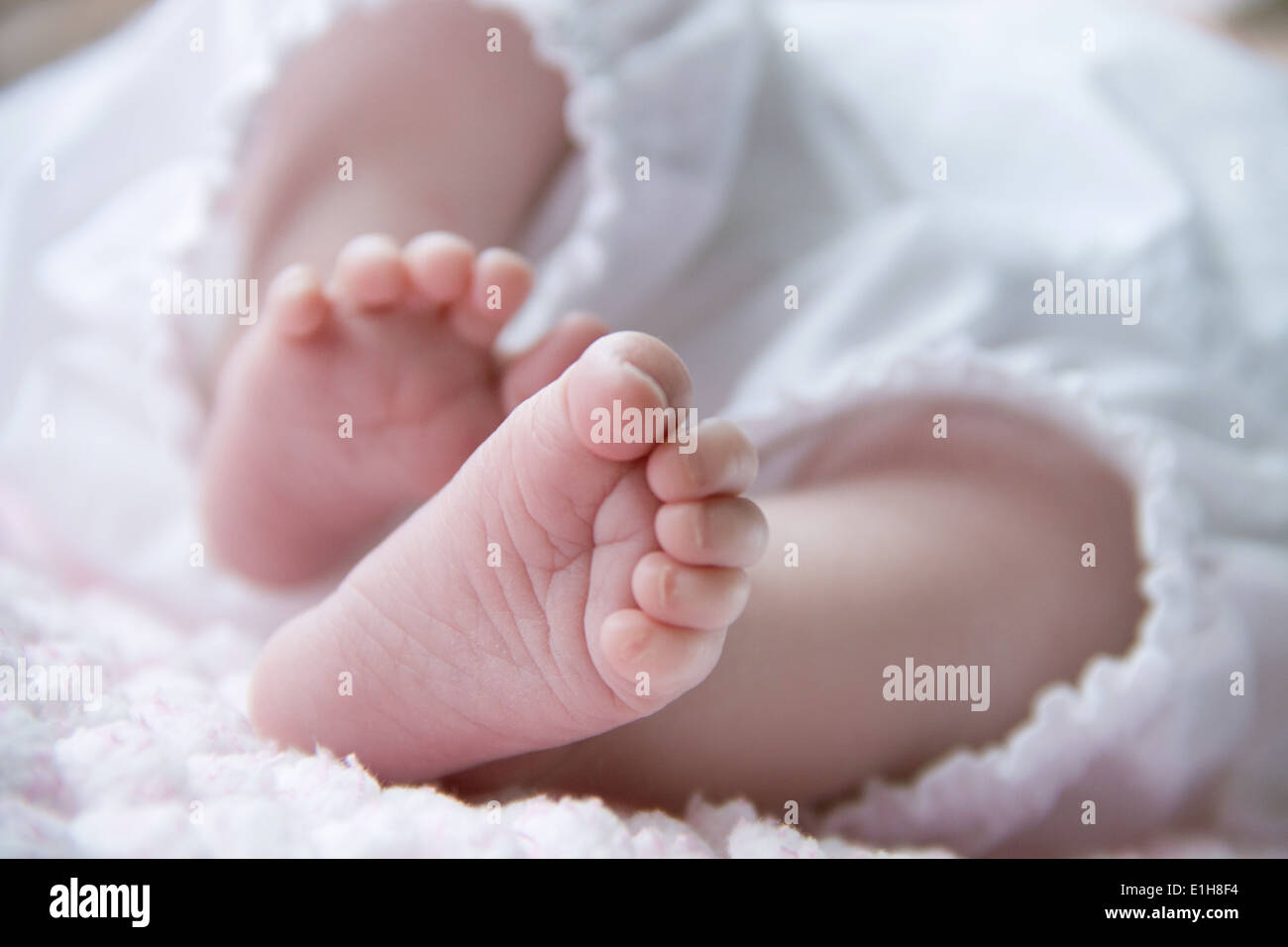 Nahaufnahme von Babymädchen Füße Stockfoto