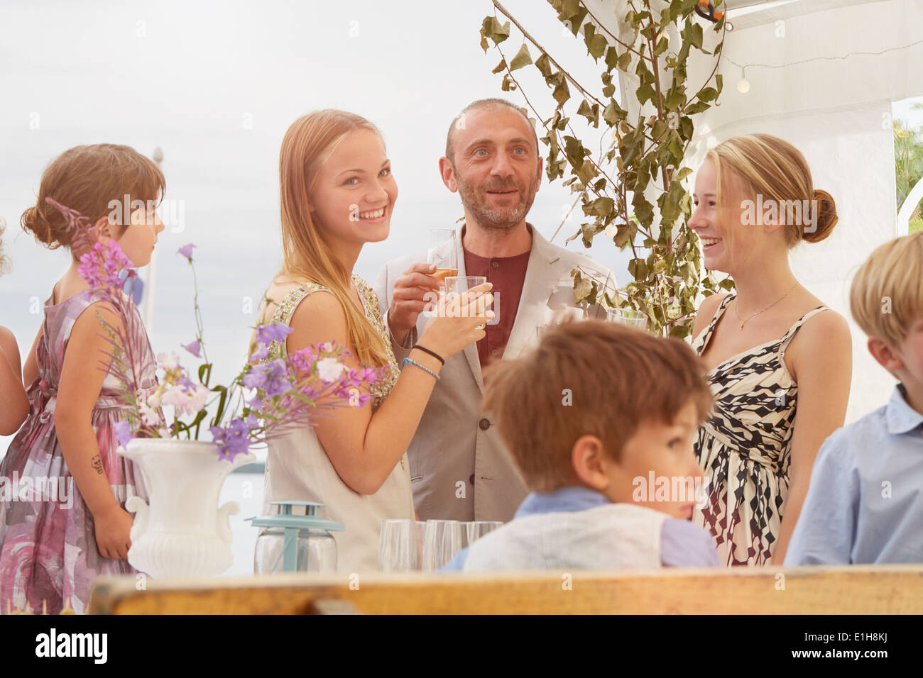 Braut mit Familie und Freunden bei Hochzeitsfeier Stockfoto