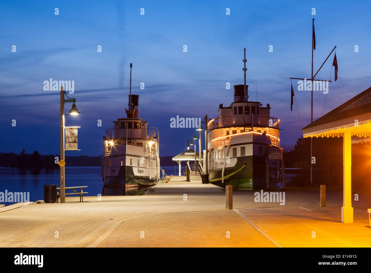 Die RMS Segwun und Wenonah II Schiffe im Hafen von Gravenhurst in der Abenddämmerung. Muskoka, Ontario, Kanada. Stockfoto