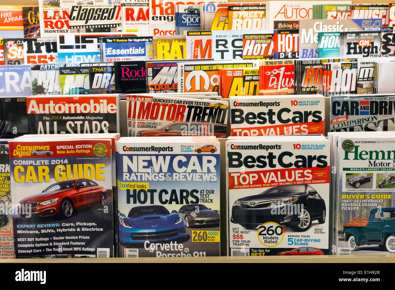 Autozeitschriften in Regalen, Barnes &amp; Noble, USA Stockfoto