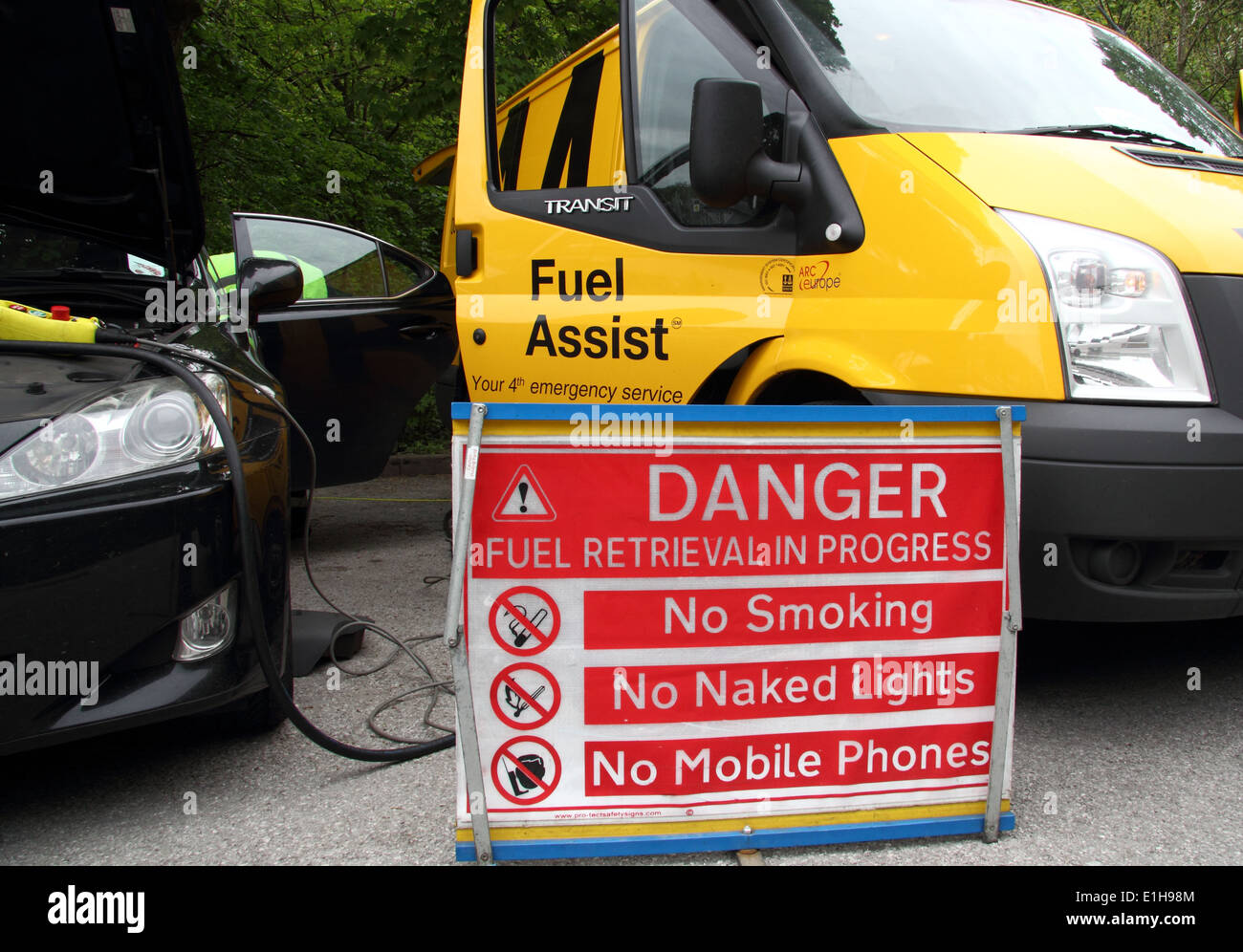 Ein Auto mit den falschen Kraftstoff gefüllt wird entwässert durch einen AA (Automobile Association) Kraftstoff unterstützen Techniker, England, UK Stockfoto