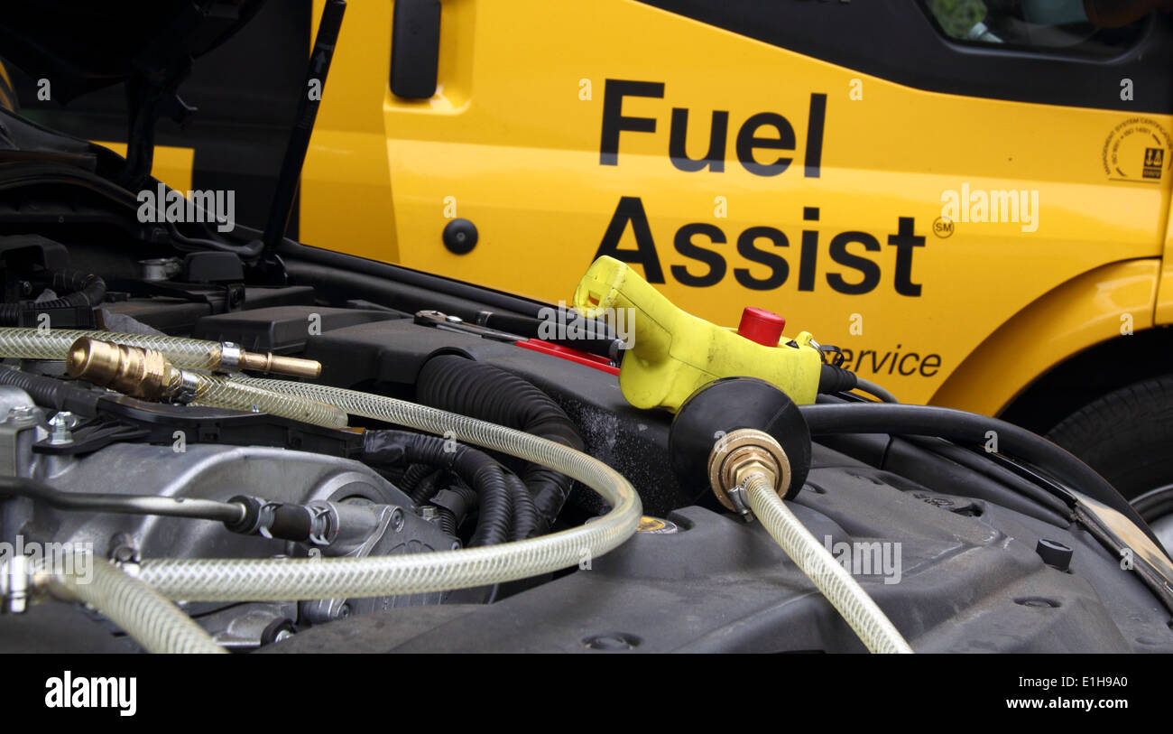 Ein Auto mit den falschen Kraftstoff gefüllt wird entwässert durch einen AA (Automobile Association) Kraftstoff unterstützen Techniker, England, UK Stockfoto