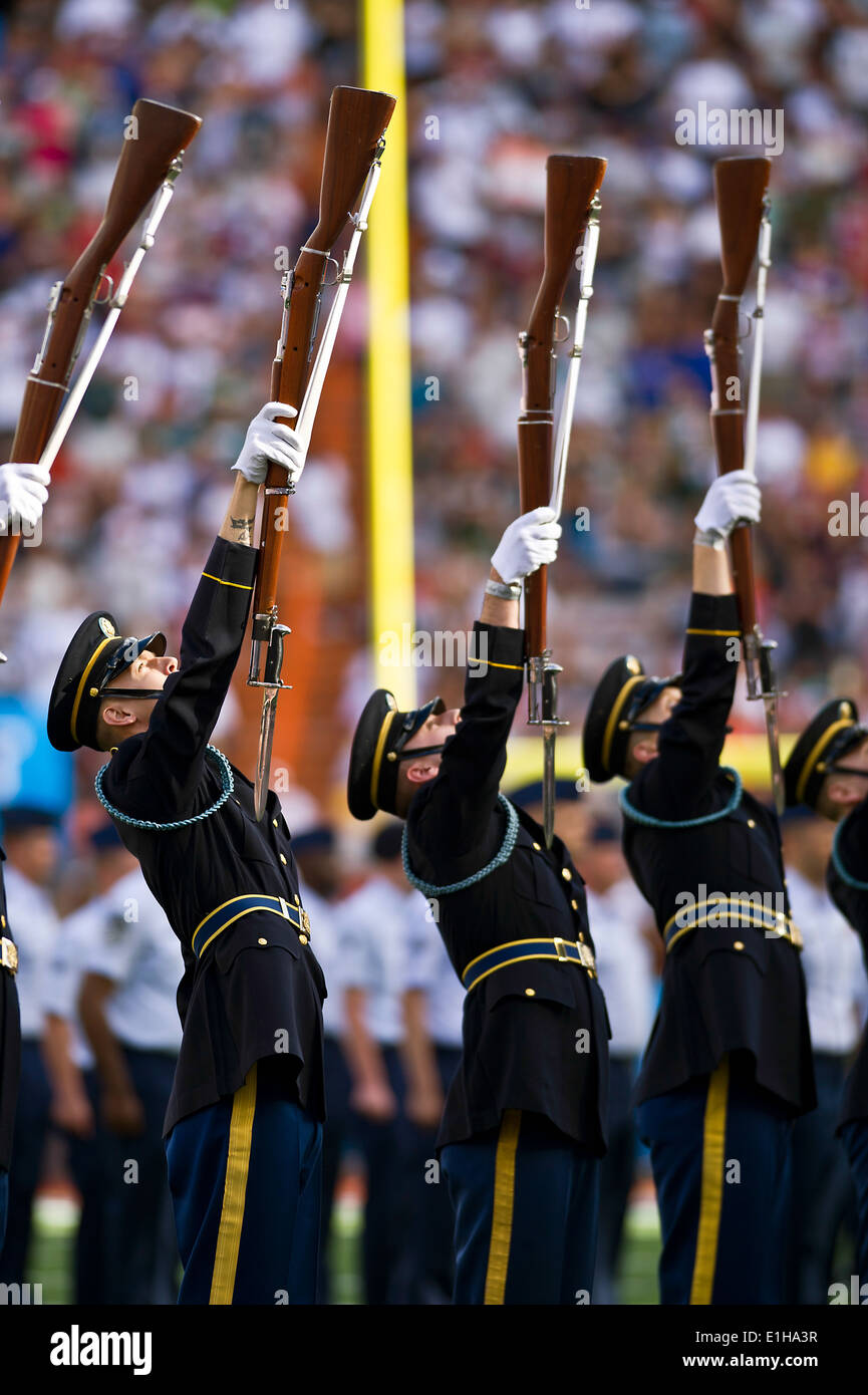 US-Soldaten der 3. US Infanterie Silent Drill Team zugewiesen durchführen, während die 2012 National Football League Pro Bowl hal Stockfoto