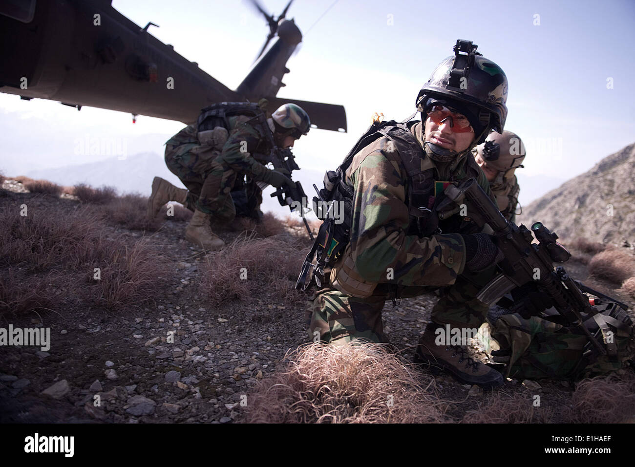 Eine afghanische Armee-Kommando hebt die Bereitstellung eines UH-60 Black Hawk Hubschraubers während einer Mission im Chawkai District, Provinz Kunar, Stockfoto