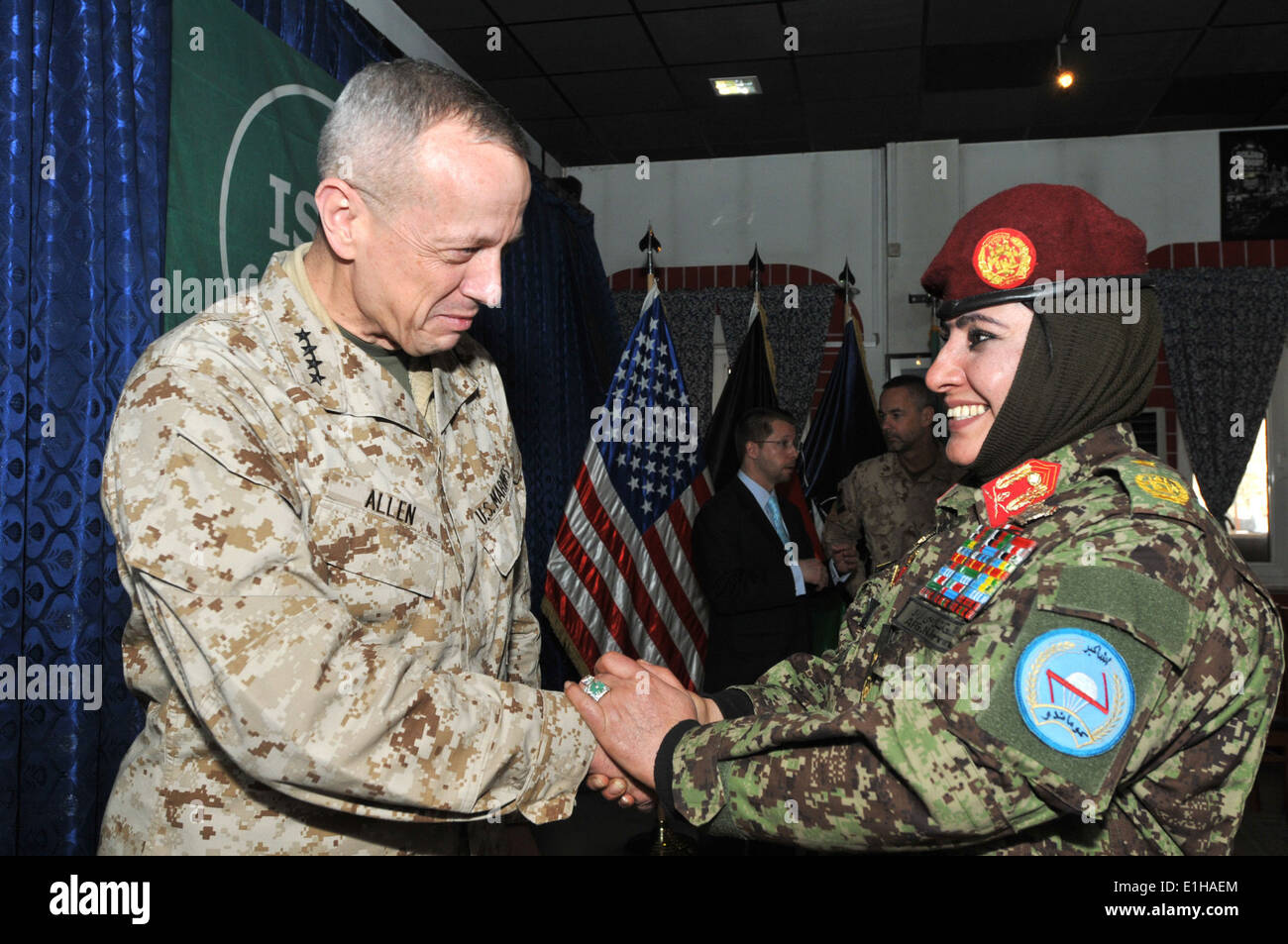 US Marine Corps General John R. Allen, der Kommandant der International Sicherheit Assistance Force (ISAF), begrüßt afghanischen Nati Stockfoto