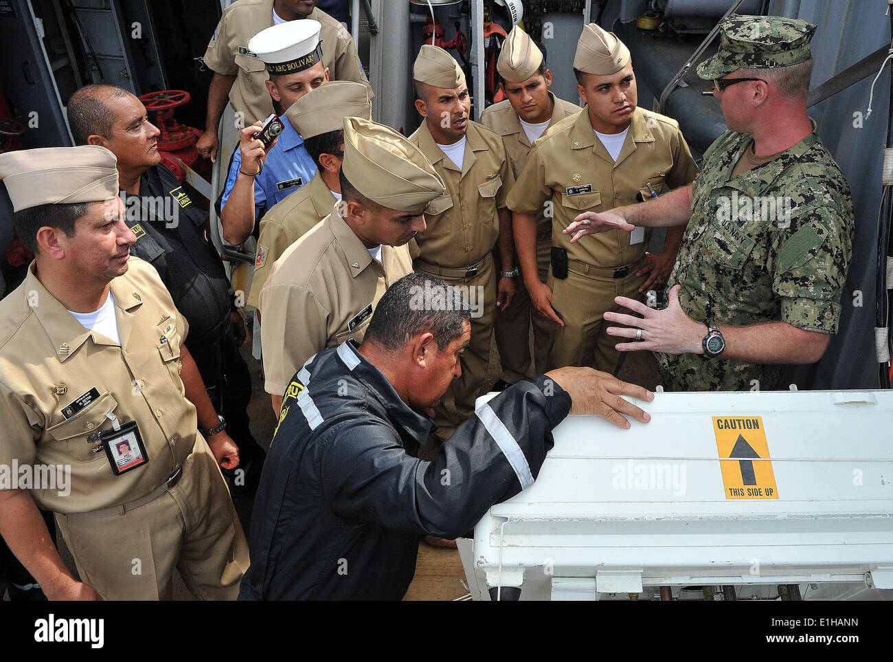 U.S. Navy Chief Hospital Corpsman Christopher Precht, Recht, ein Tauchgang Medizintechniker, spricht mit kolumbianischen Matrosen während einer Stockfoto