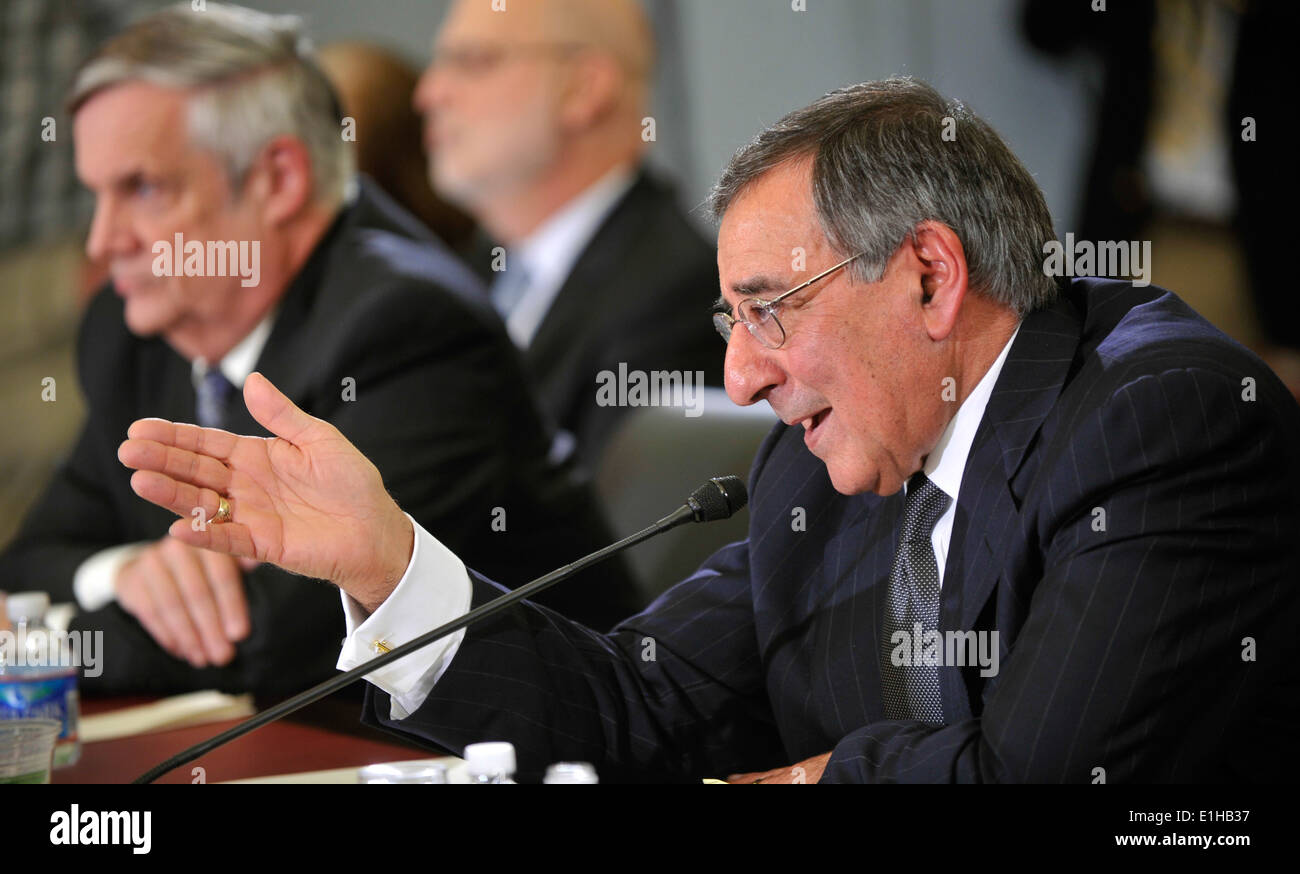 E.-Verteidigungsminister Leon Panetta bezeugt vor dem Ausschuss über den Staatshaushalt 2013 National Defense Authorization Stockfoto