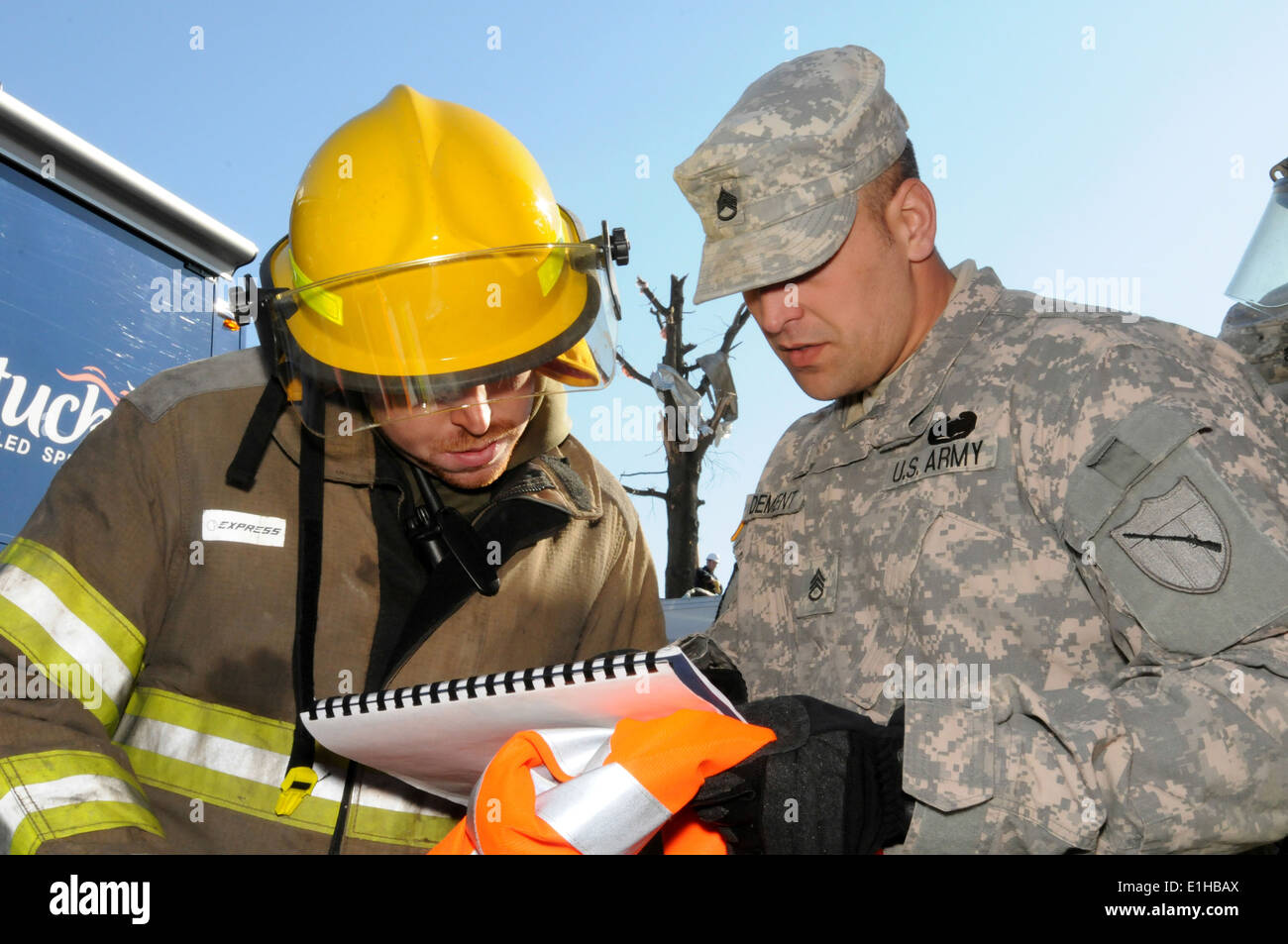 US Army Staff Sgt Michael Dement, Recht, zugeordnet der 301. Chemical Company, Kentucky Nationalgarde, Gespräche mit einem firef Stockfoto