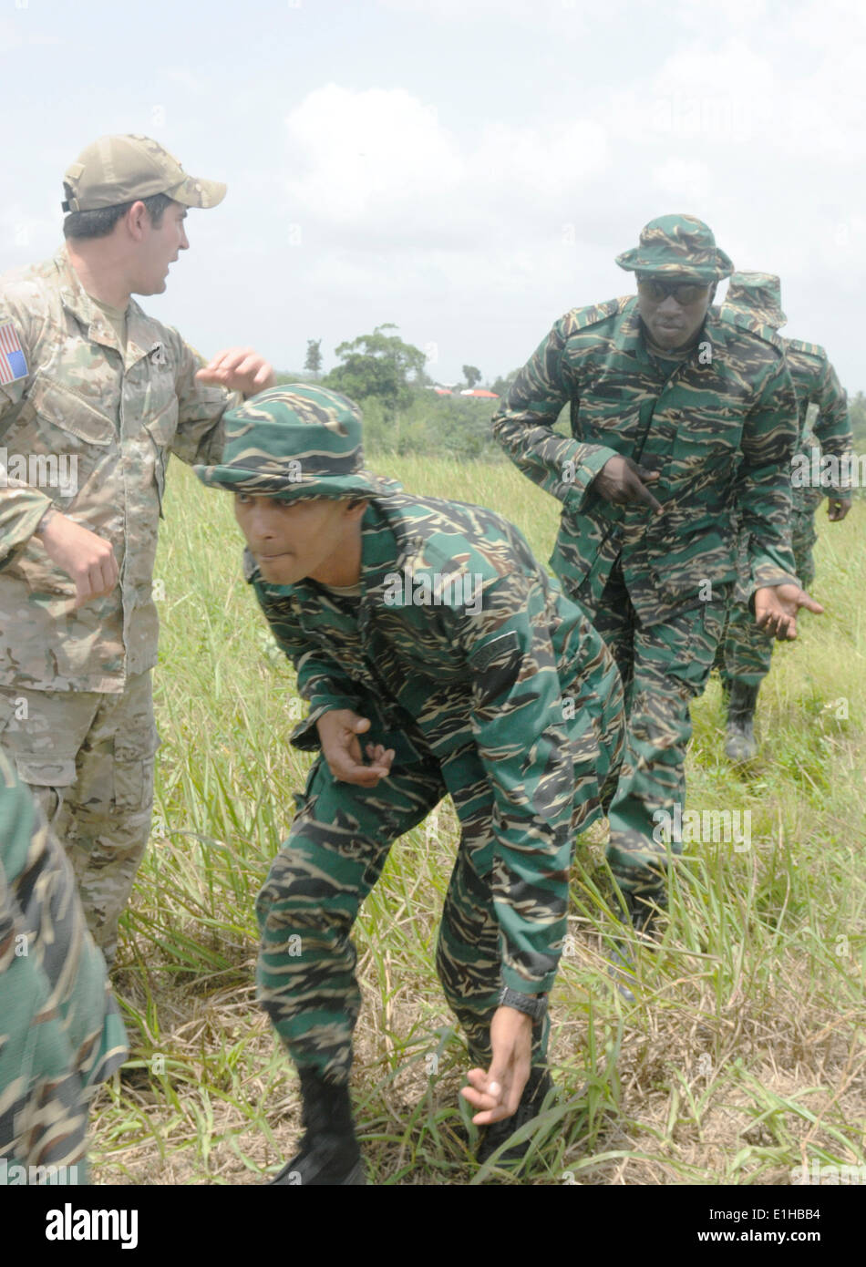 Guyana Defence Force Soldaten, Recht, Proben Luft-Angriff-Techniken und Verfahren mit einem US-Soldaten der 7. Sp zugeordnet Stockfoto