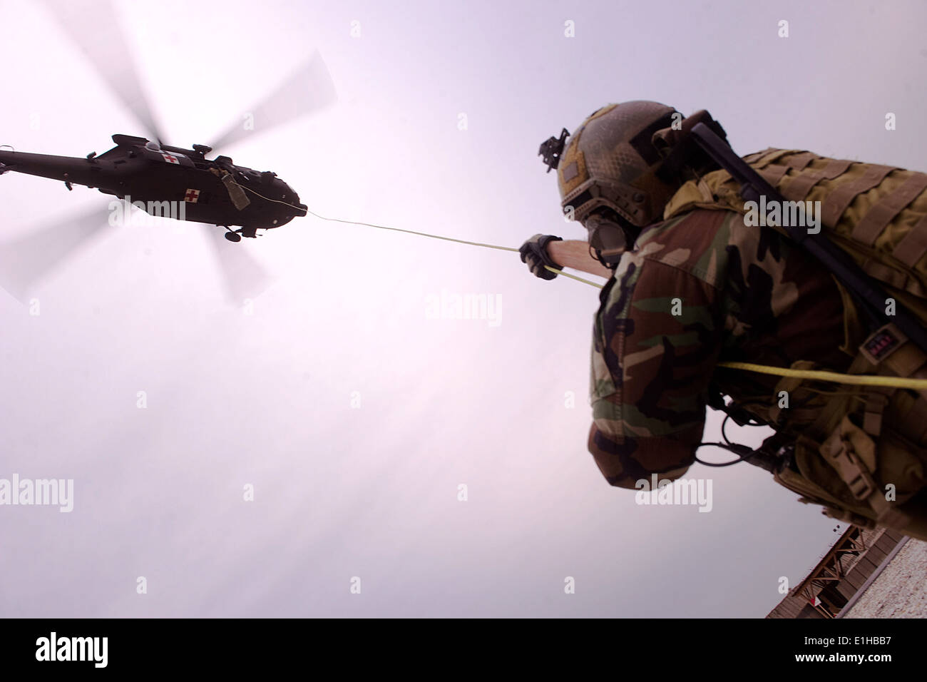 Ein Kommando der Afghan National Army (ANA) hilft, einen Wurf in einem UH-60 Black Hawk Hubschrauber 3. März 2012, während der medizinische ev hissen Stockfoto