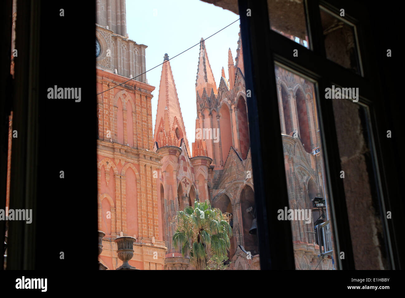 Blick durch ein Fenster in den Kirchen auf dem Hauptplatz in San Miguel de Allende, Guanajuato, Mexiko Stockfoto