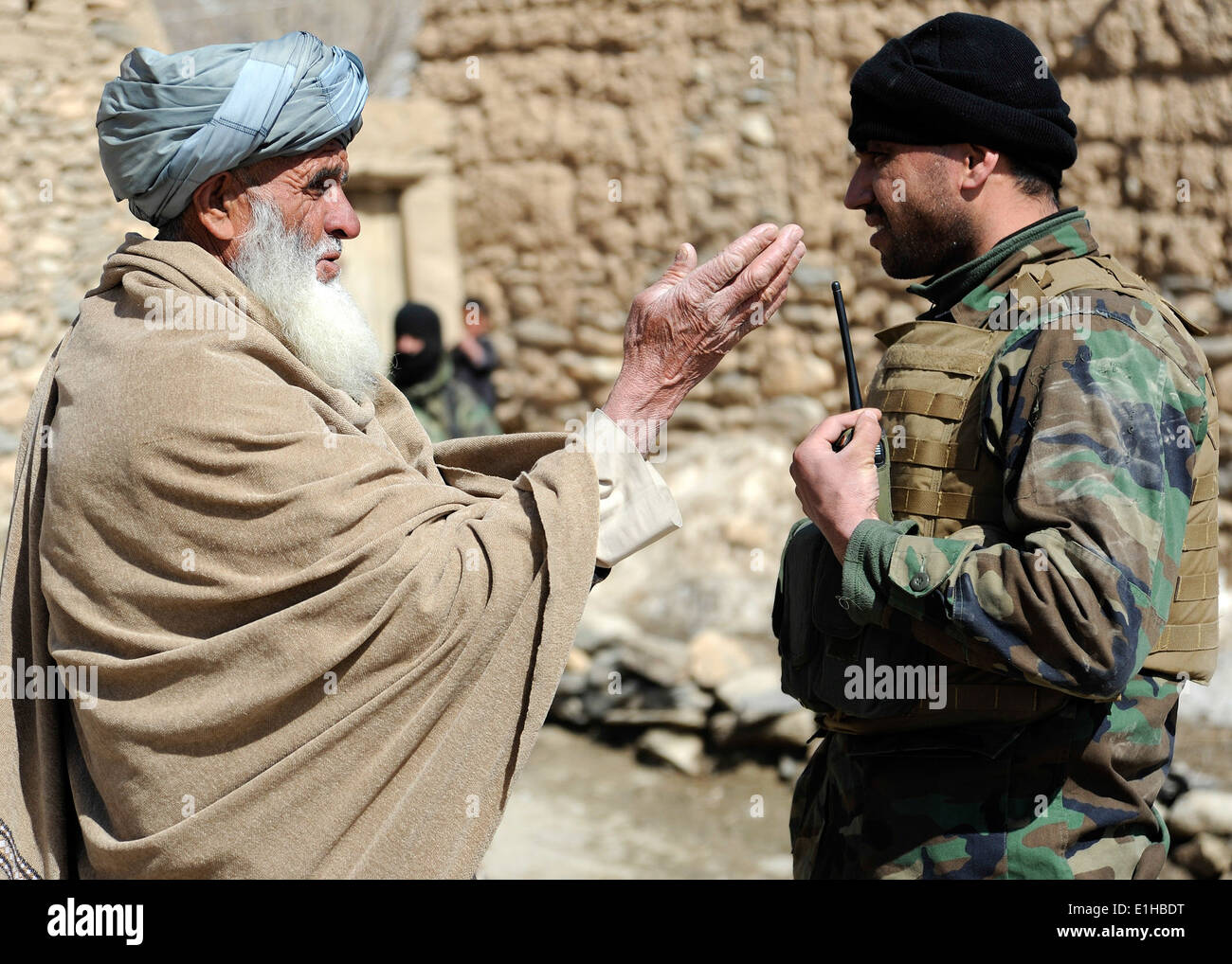 Ein Kommando Afghan National Army (ANA), rechts führt ein Schlüssel Führer-Engagement mit einem afghanischen Dorfälteste während einer Mission ich Stockfoto