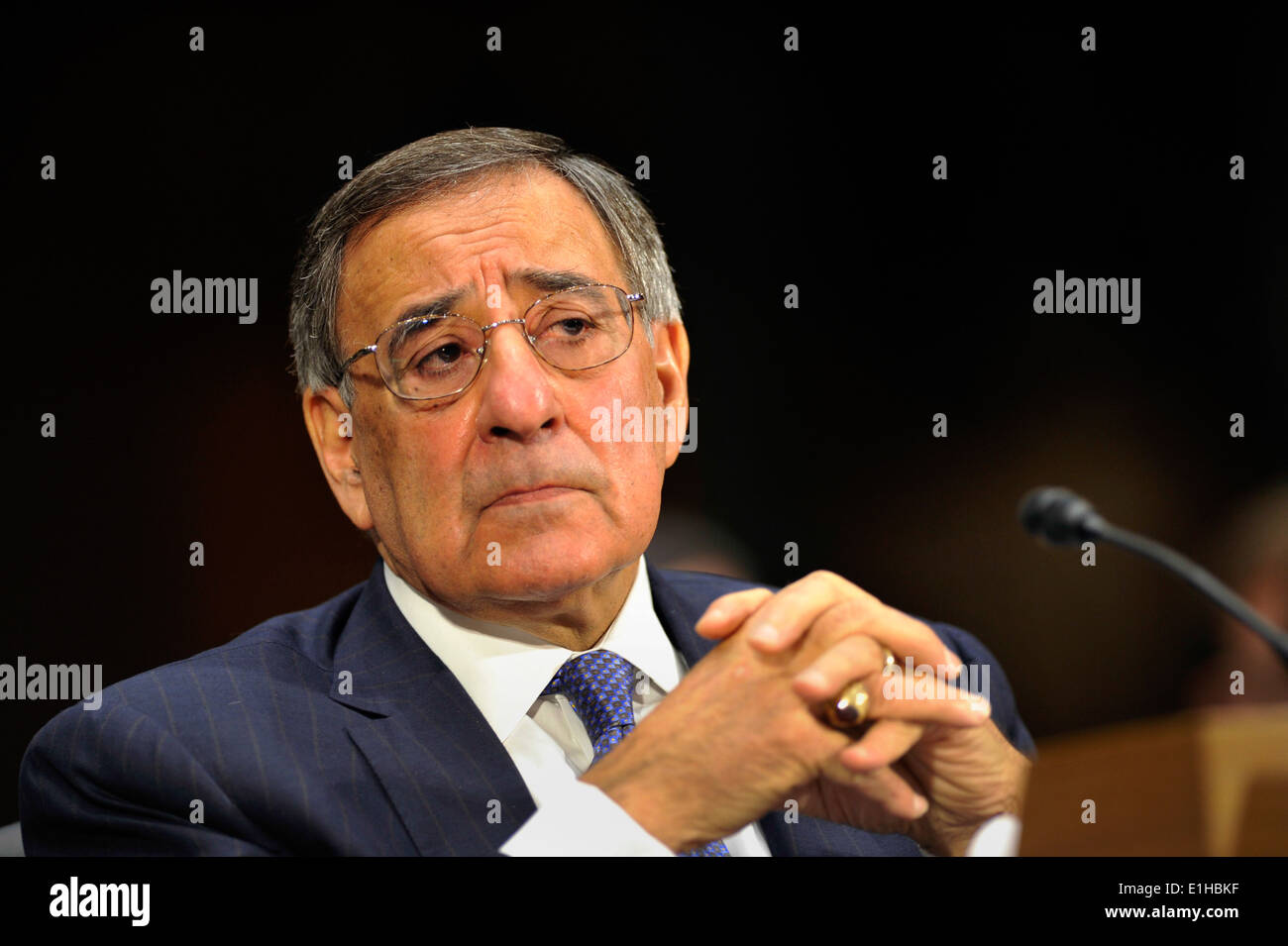 E.-Verteidigungsminister Leon Panetta erscheint vor dem Senate Armed Services Committee im Rahmen einer Anhörung über die Situation in Sy Stockfoto