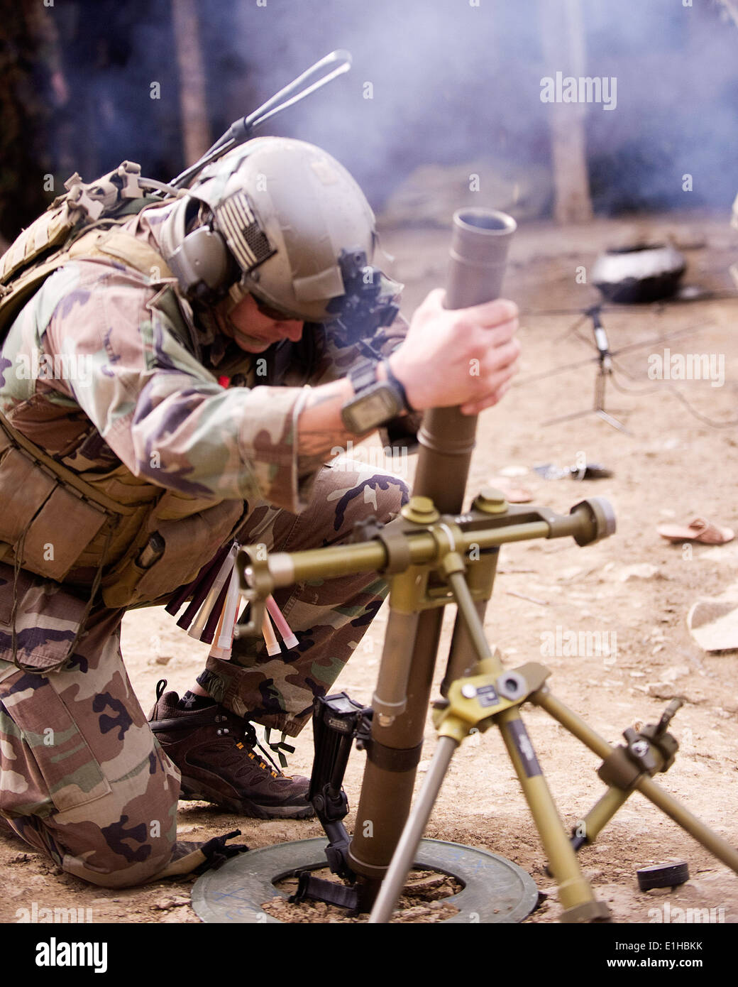 Mitglied der US Special Operations Forces feuert einen 60 mm Mörser bei einem Feuergefecht in der Provinz Kunar, Afghanistan, 7. März 2012, Stockfoto