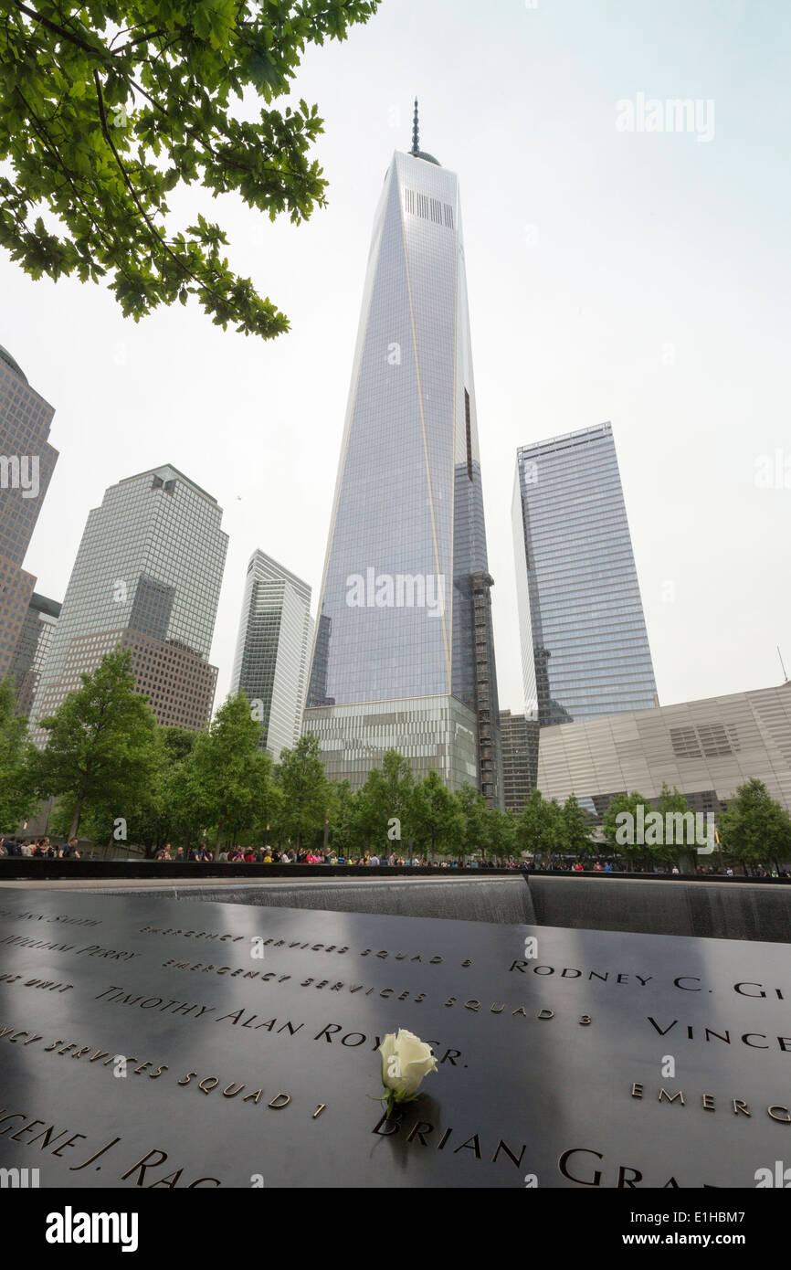 Festschrift weisse rose auf Namen The National September 11 Memorial in New York City, Manhattan, USA Stockfoto