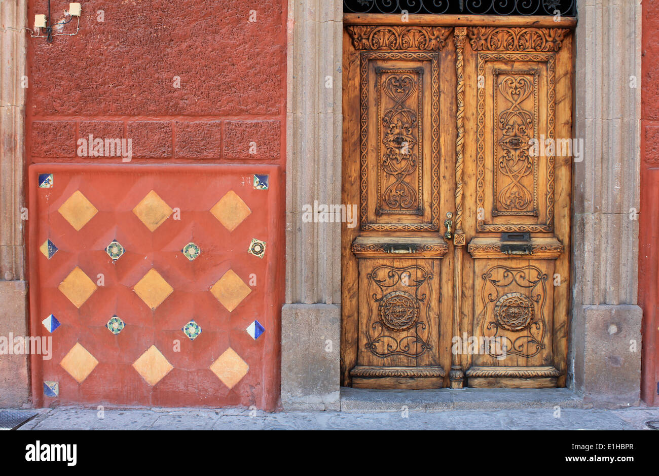 Holztür und gefliesten Wand auf dem Hauptplatz von San Miguel de Allende, Guanajuato, Mexiko Stockfoto