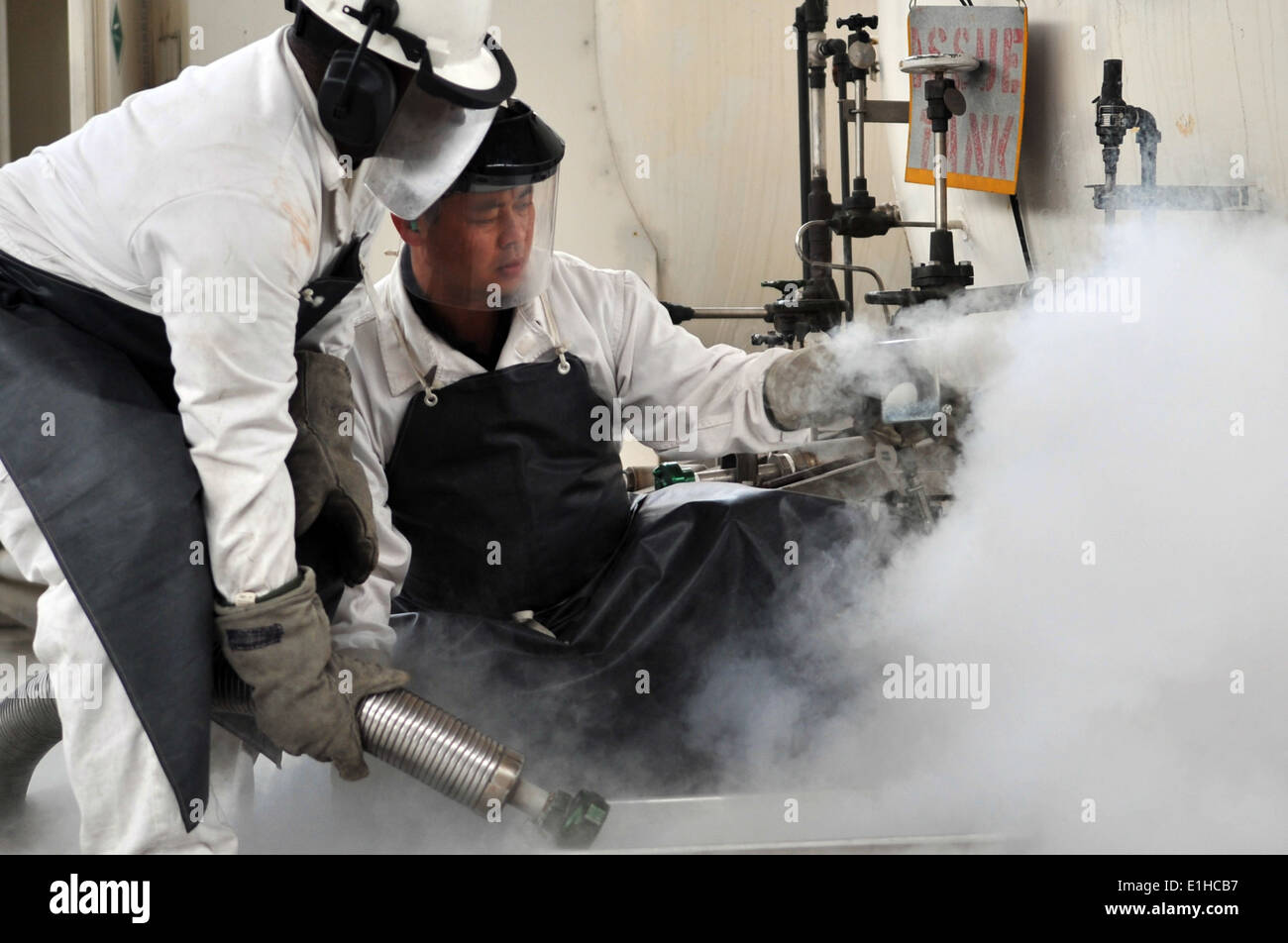 Staff Sgt James Gardner und Ki-Hyon Pak Push Flüssigsauerstoff in ein Becherglas durchzuführen, einen Geruch test hier, 9. April 2012. Einen Geruch Stockfoto